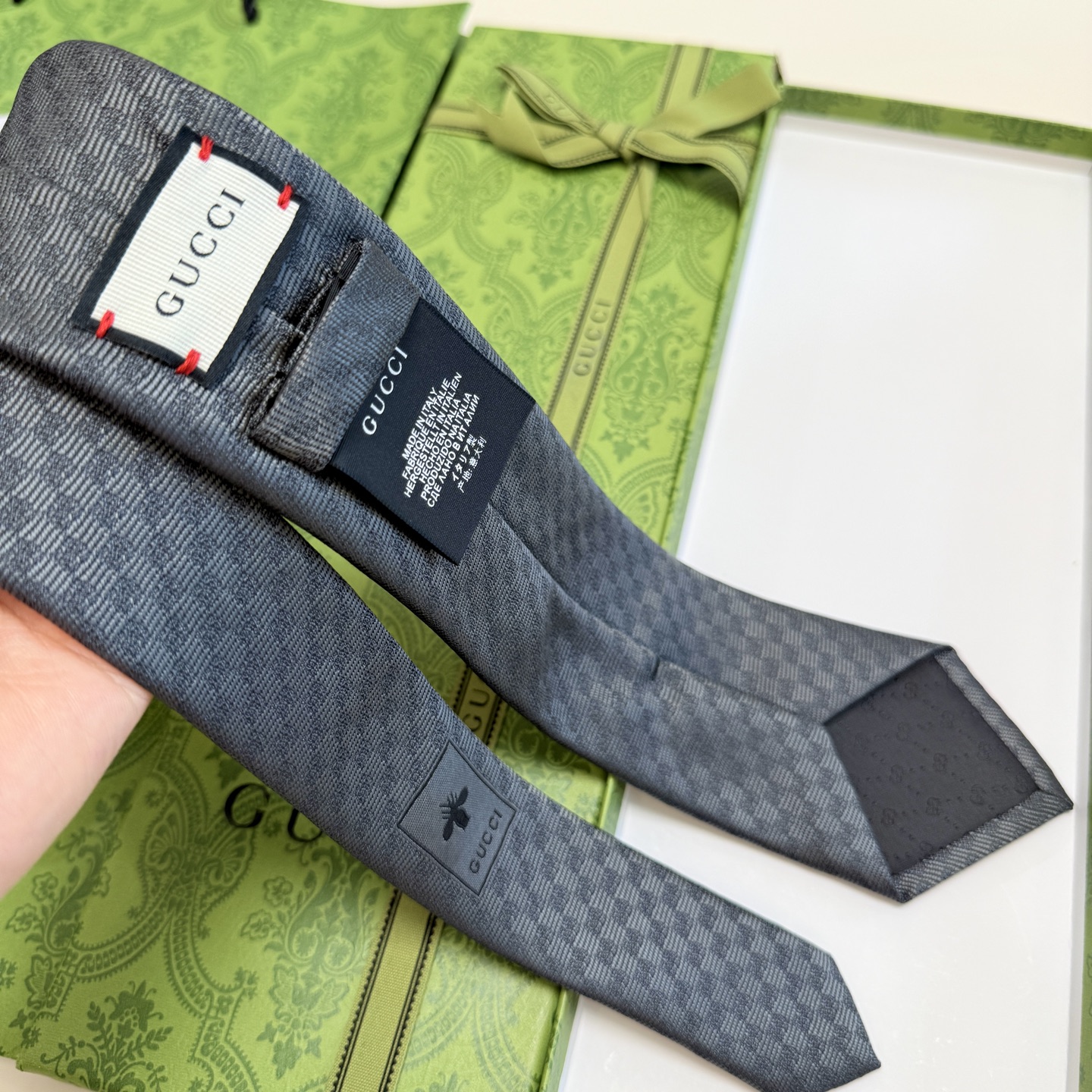 特价💰💰官方同步古奇男款领带【双GG领带】👔👔，稀有🐝🐝展现精湛手工与时尚优雅的理想选择，这款领带将标志