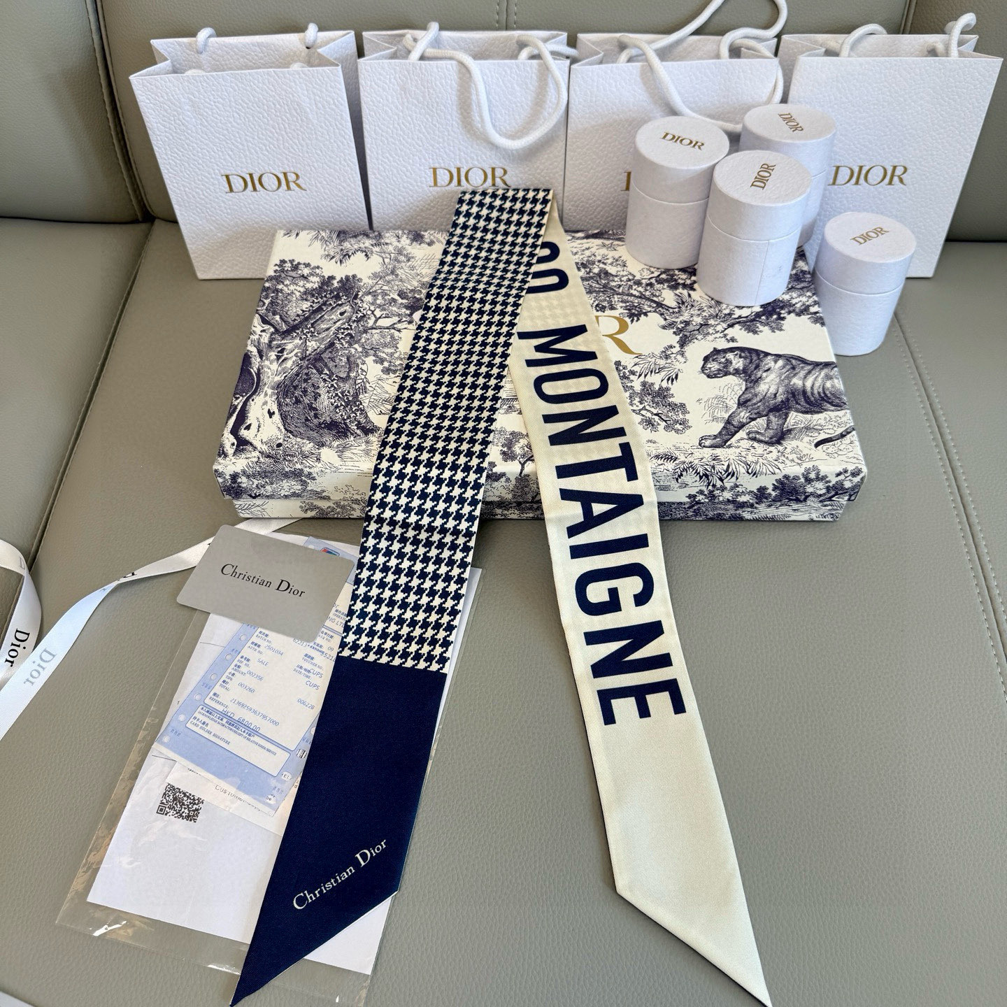 NO:379591,Batch Blue, Dior double-layer silk streamer tie-up hairband!  Recommended this style!  It is a high-end model with a top body and a fashionable model for thousands of years!  !  !  Very good match for everyday life!  Very atmospheric and stylish signature houndstooth and letter elements!  Different designs on both sides make it more exquisite!  6*105cm.Silk.Scarf, Ribbon, Hair Twist, Dior, Real Silk19860909批 蓝色,Dior双层真丝小飘带束发带！这个款怒吼推荐！属于上身就高级的款,属于万年时髦的款！！！日常很好搭配！非常大气时髦的招牌千鸟格和字母元素！双面不同设计,更显精致！6*105cm.真丝.丝巾,飘带，发束,dior,real silk,accessory