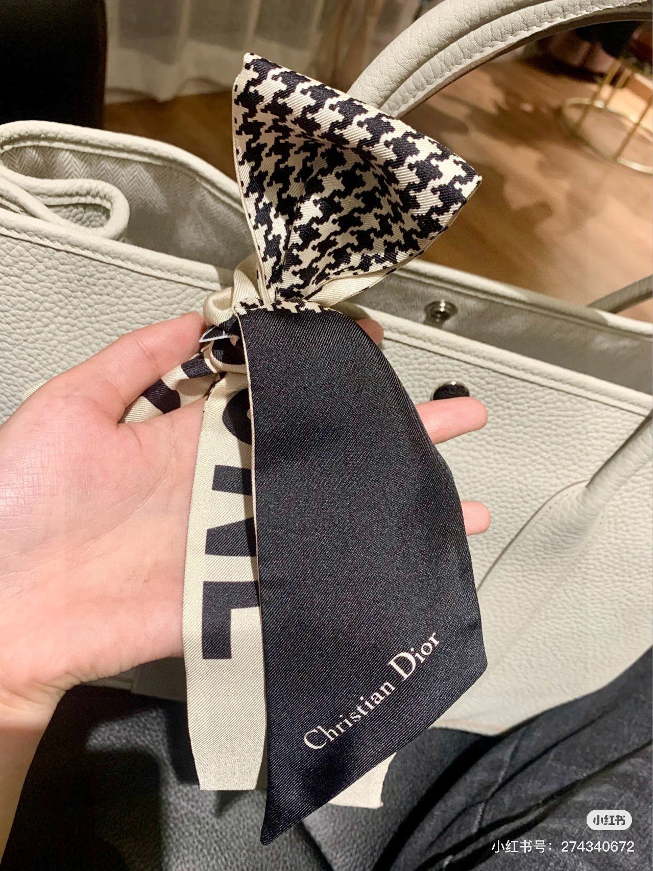 NO:379593,Batch Dior Double Silk Small Streamer Ribbon Hairband!  Recommended this style!  It is a high-end model with a top body and a fashionable model for thousands of years!  !  !  Very good match for everyday life!  Very atmospheric and stylish signature houndstooth and letter elements!  Different designs on both sides make it more exquisite!  6*105cm.Silk.Scarf, Ribbon, Hair Twist, Dior, Real Silk19860909批 Dior双层真丝小飘带束发带！这个款怒吼推荐！属于上身就高级的款,属于万年时髦的款！！！日常很好搭配！非常大气时髦的招牌千鸟格和字母元素！双面不同设计,更显精致！6*105cm.真丝.丝巾,飘带，发束,dior,real silk,accessory