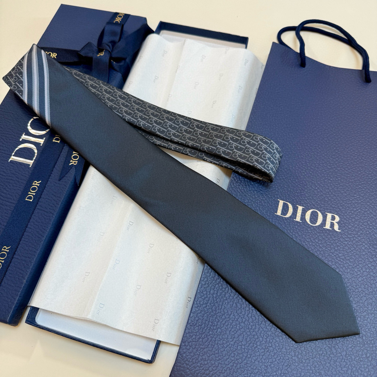 特价💰 Dior家款新领带 👔👔Dior男士CD提领花带 稀有展现精湛工手与时尚优雅理的想选择，这采款用