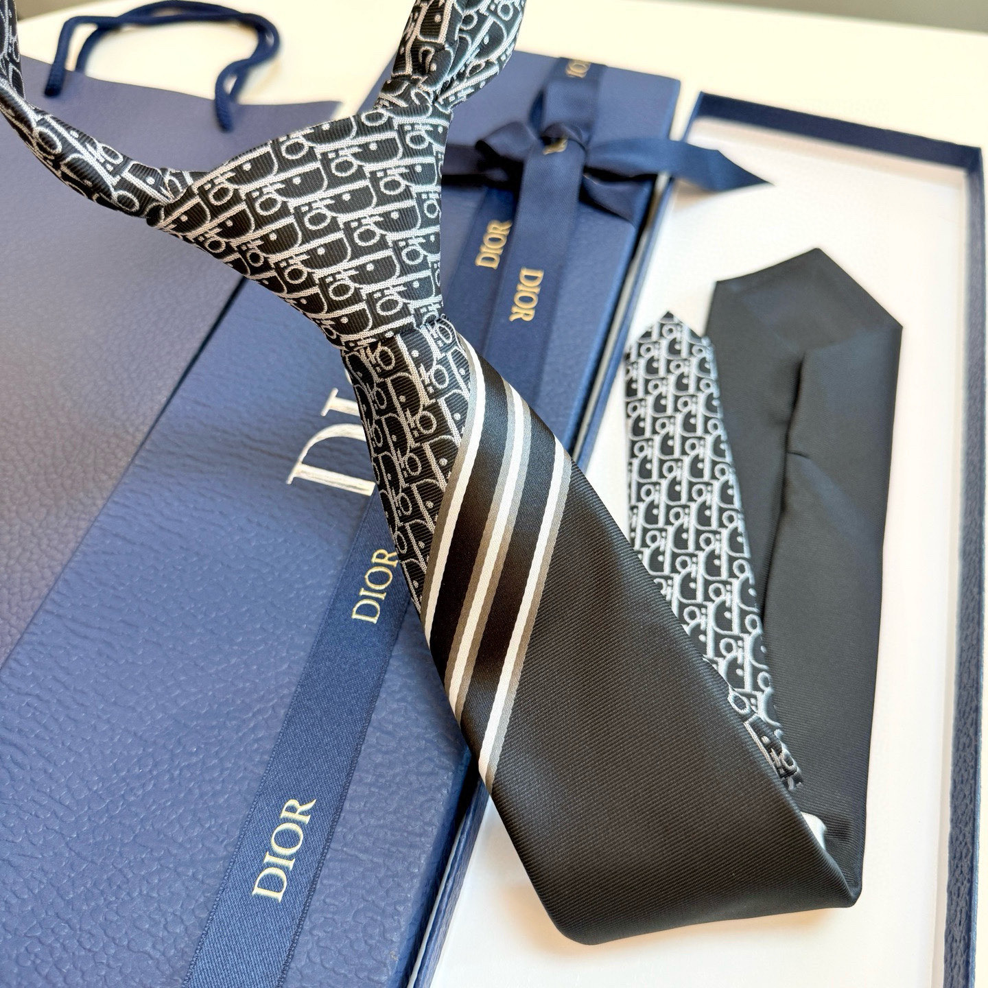 特价💰 Dior家款新领带 👔👔Dior男士CD提领花带 稀有展现精湛工手与时尚优雅理的想选择，这采款用