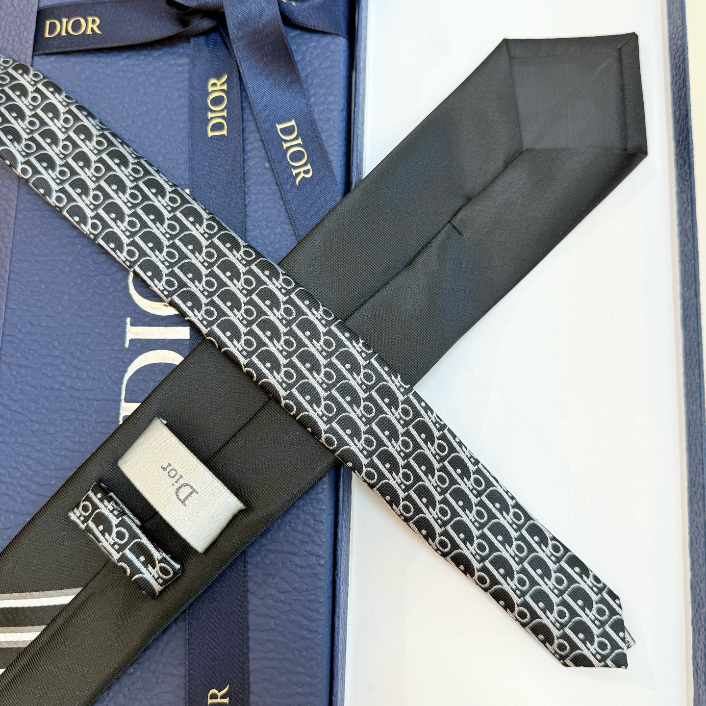 特价💰 Dior家款新领带 👔👔Dior男士CD提领花带 稀有展现精湛工手与时尚优雅理的想选择，这采款用
