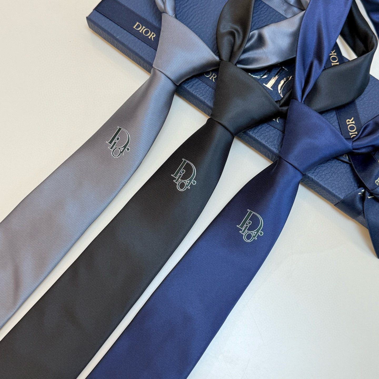 特价💰爆款到👏👏新款迪奥领带 👔👔Dior男士稀有😻😻展现精湛手工与时尚优雅的理想选择，这款采用DO家最