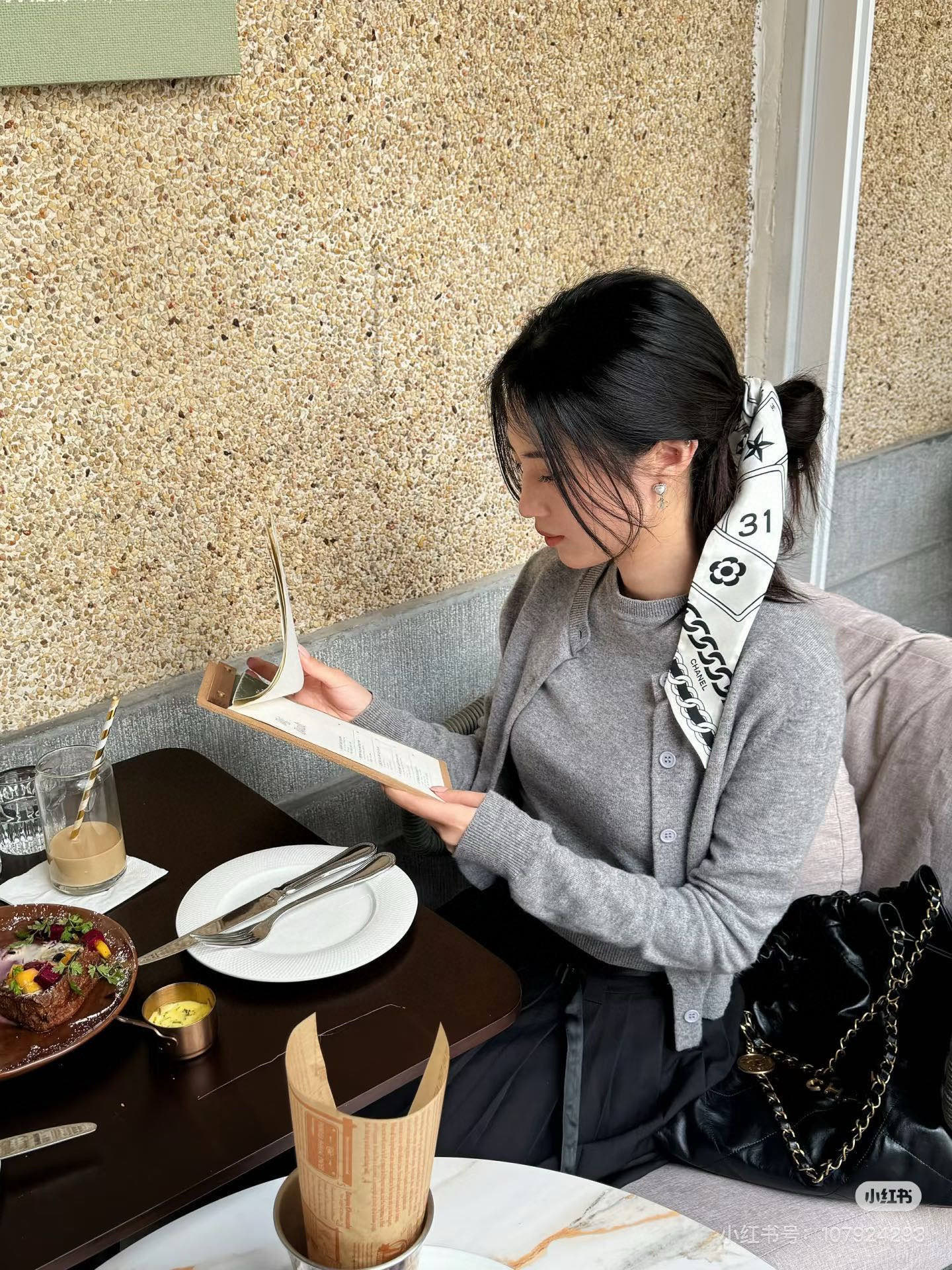 NO:379518,The Chanel Twilly little scarf is here. It is a real cute little, material: twill silk. Size 120/6cm. Goddess must be entered. Imported silk fabrics are very special. Super multi-purpose scarves, headbands, bag accessories, belts... etc., etc., super easy to control. Summer clothes and bags.] Top silk is super shiny and extremely exquisite. This is really a must-have for scarves, streamers, hair tie, chanel, real silk.19860909批 香奈儿Twilly小丝巾来了 名副其实的小可爱, 材质:斜纹真丝 尺寸120/6cm 女神必入 进口真丝面料非常特别的触感 超多用途领巾、发带、包包配饰、腰带.....等等等等,超好驾驭 夏季配衣服 配包包】顶级真丝光泽感超级强 精美无比 ,这款真的是一定要入手丝巾,飘带，发束,chanel,real silk,accessory