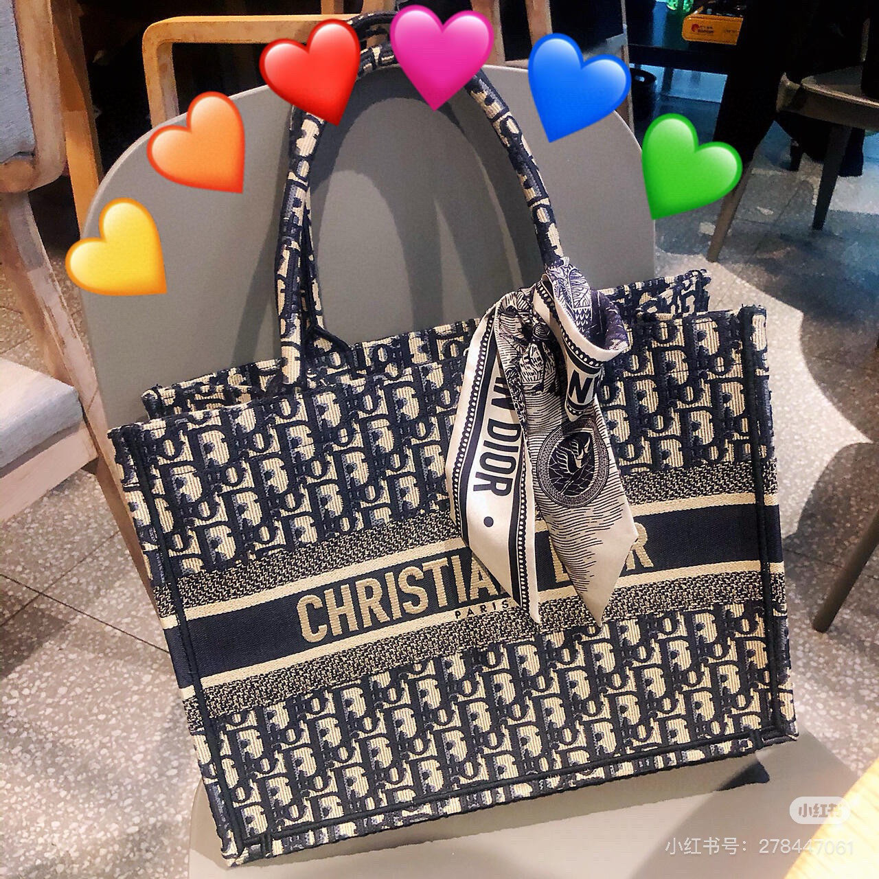 NO:379523,Dior tropical rainforest silk scarf, tropical style hairband small ribbon series, two layers of dark thread reinforced and sewn, excellent production process and good drape. It can be matched with bags, neckline, hairband. It has super practical value. Whoever uses it knows. Specifications 6*105cm, double-sided 18mm twill silk!  !  !  scarf, streamer, hair tie, dior, real silk19860909批 Dior 热带雨林丝巾 热带风情束发带小丝带系列,两层暗线加固缝制 制作工艺精良,垂感很好 可配包包,挡颈纹,束发带 实用价值超高 谁用谁知道 规格6*105cm 双面18姆米斜纹真丝！！！丝巾,飘带，发束,dior,real silk,accessory