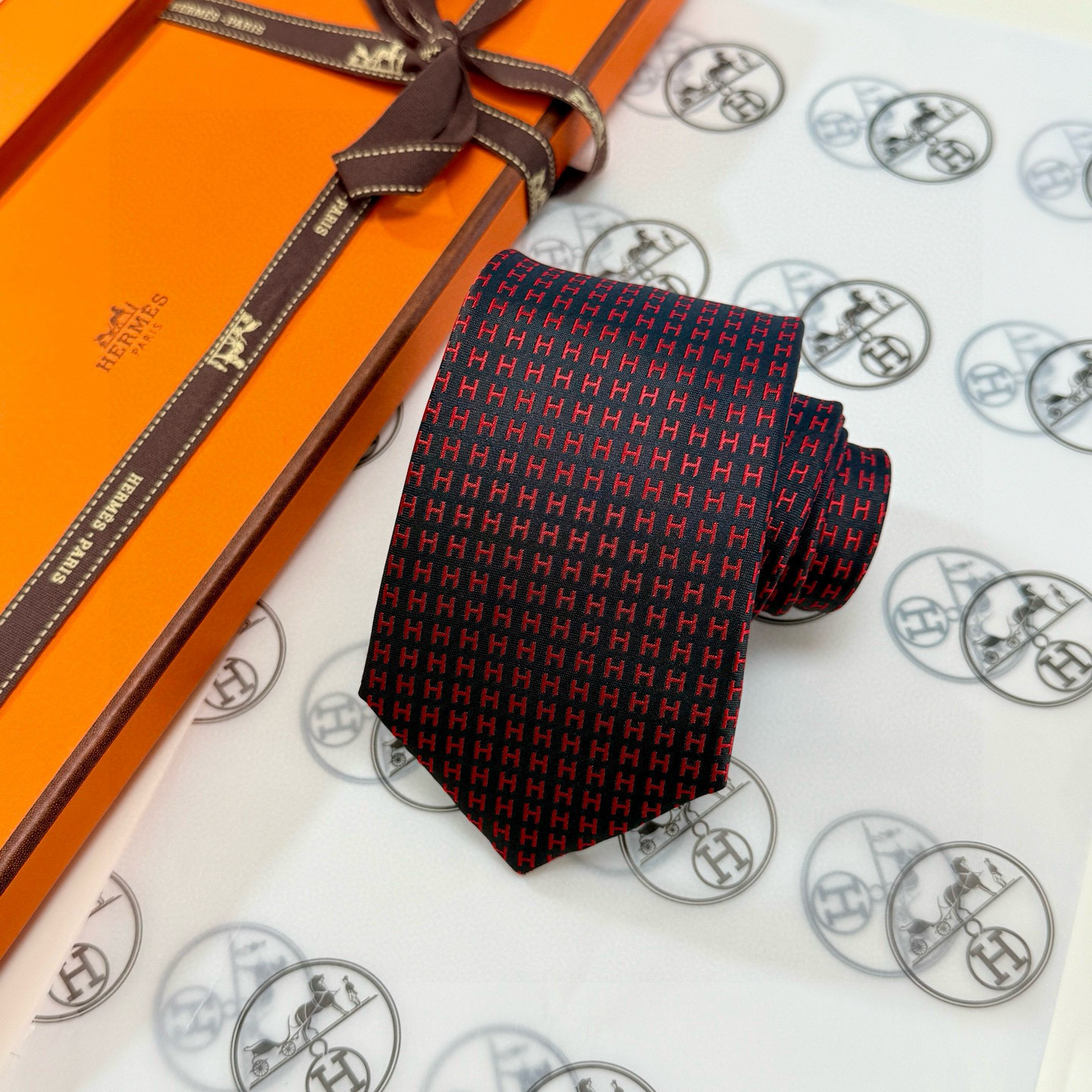 特价💰男士新款领带系列【H字母图案领带】👔👔，稀有H家每年都有一千条不同印花的领带面世，从最初的多以几何