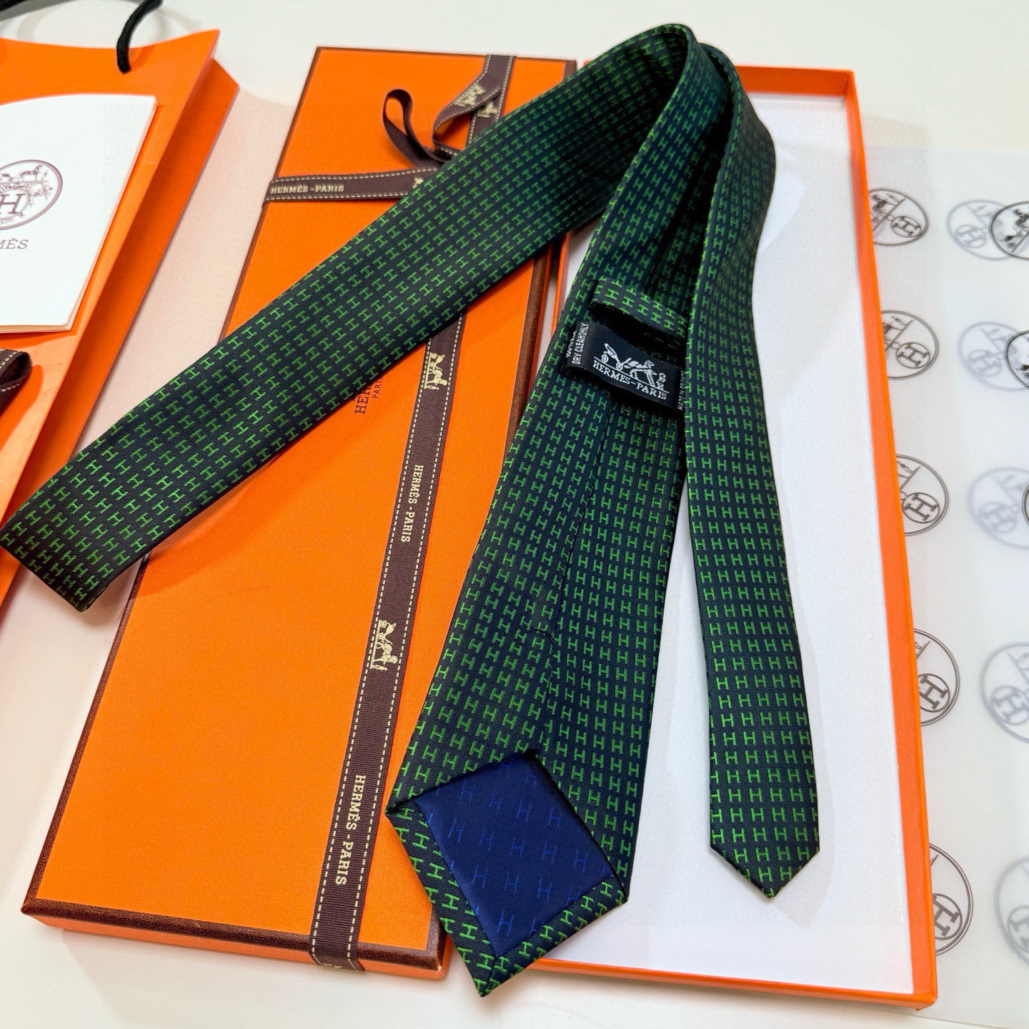特价💰男士新款领带系列【H字母图案领带】👔👔，稀有H家每年都有一千条不同印花的领带面世，从最初的多以几何