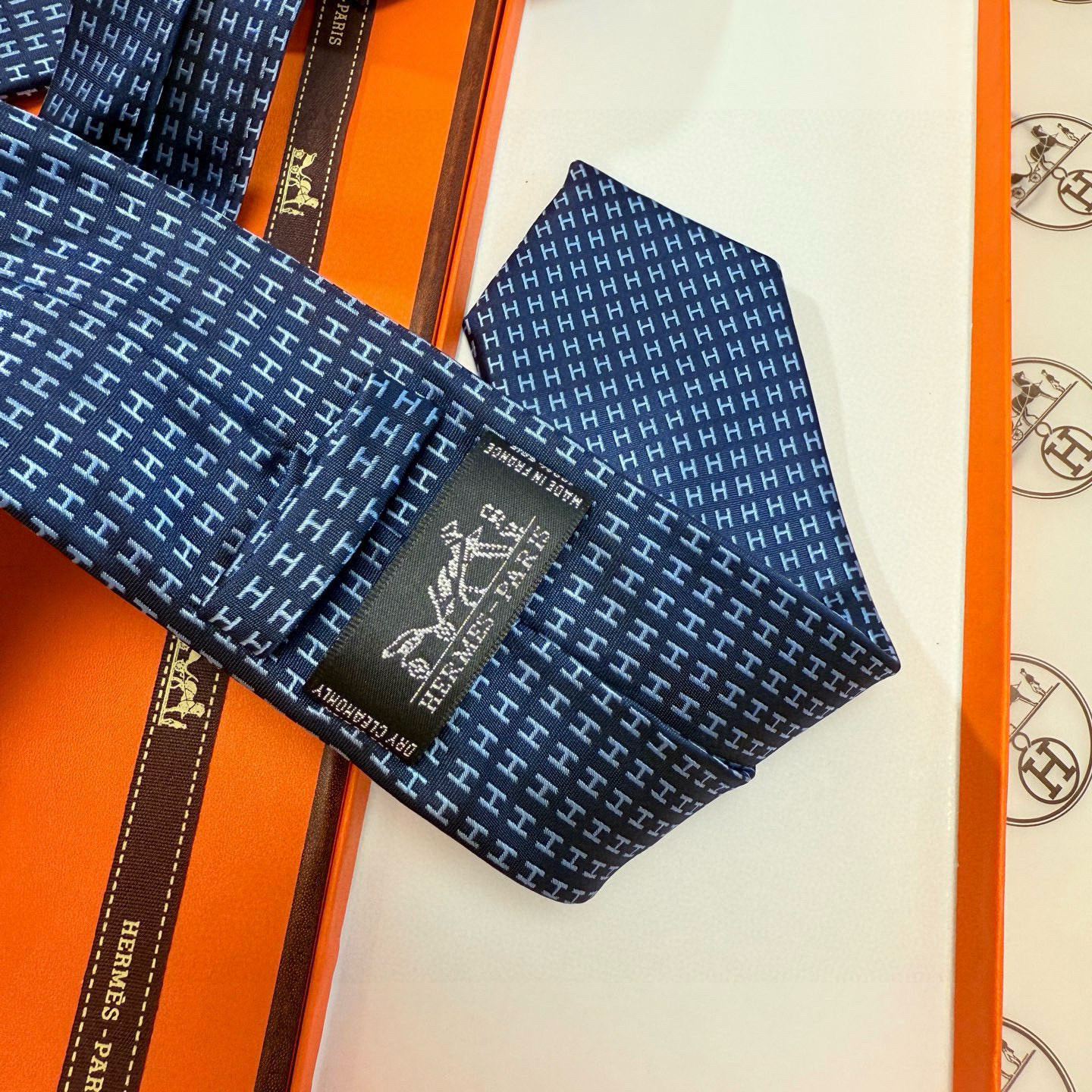 特价💰男士新款领带系列【H字母图案领带】👔👔，稀有H家每年都有一千条不同印花的领带面世，从最初的多以几何