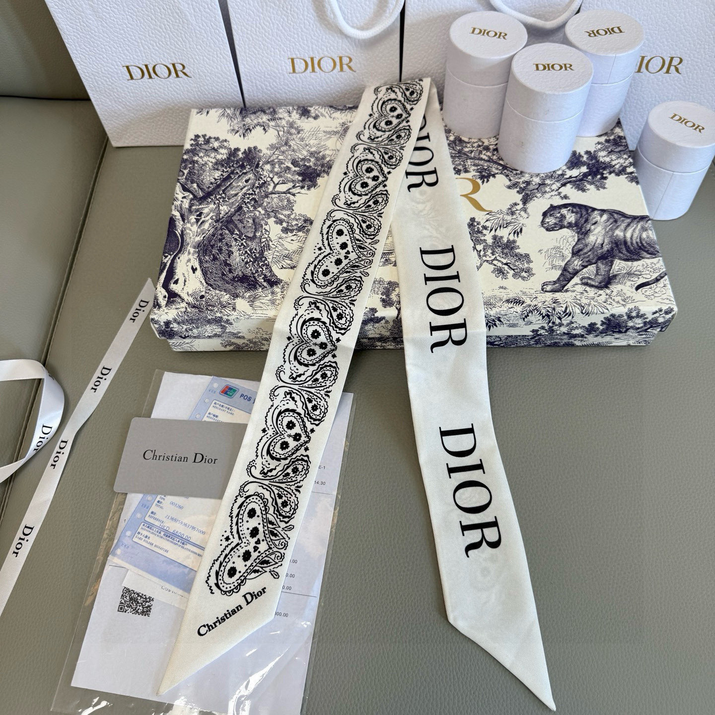 NO:379568,This Dior headband scarf draws inspiration from the iconic Dior boutique address. It has a slender shape, sharp corners on both ends and a jacquard strip pattern with the 