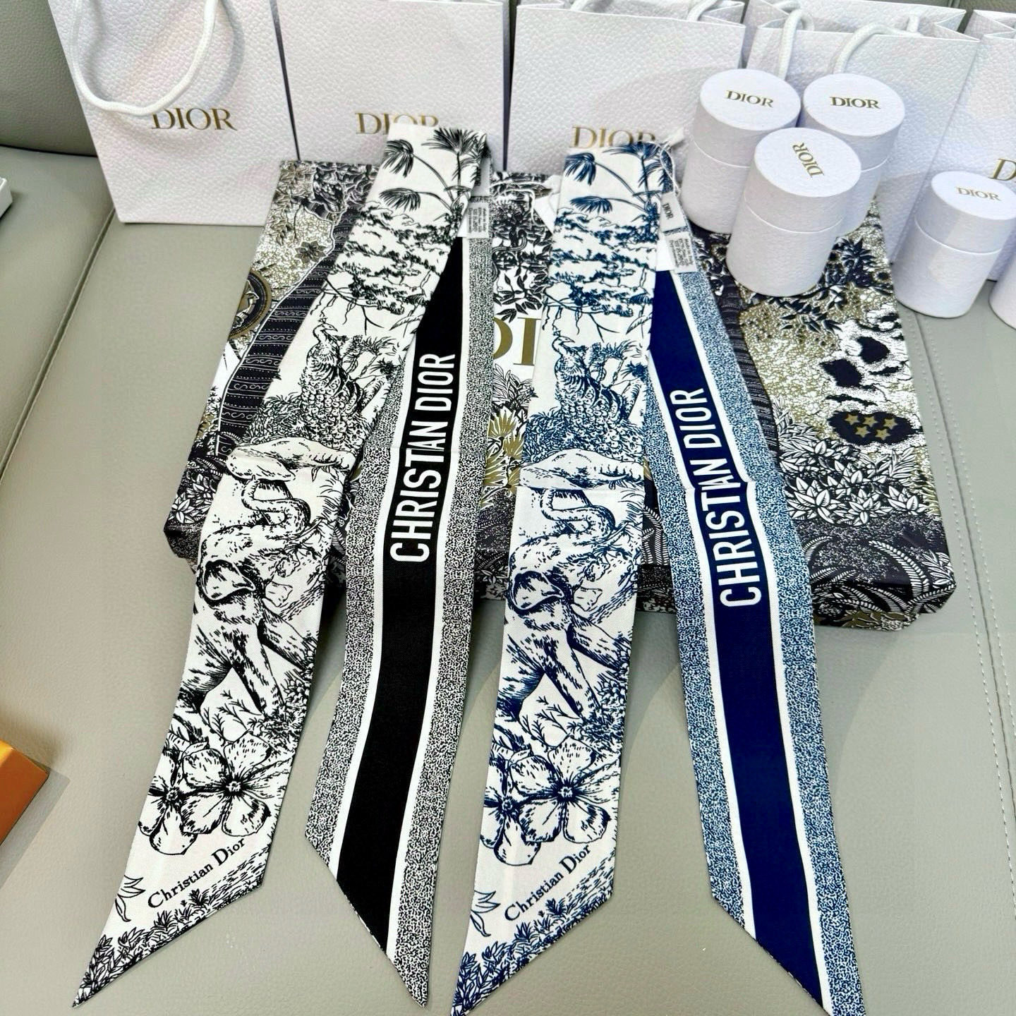 NO:379573,Dior twilly scarf, jungle elephant. The style is classic, slender, sharp corners on both ends, and the back is decorated with a contrasting CHRISTIAN DIOR logo bar pattern. The upper body effect is very good!  It’s so perfect if you just match it casually!  Streamers have super multi-purpose scarves, headbands, bag accessories, belts... etc., which are super easy to control. Summer clothes. Winter bag scarves, streamers, hair tie, dior, dior19860909批Dior迪奥twilly丝巾,丛林大象 款式经典,造型修长,两端尖角设计,背面饰以对比鲜明的CHRISTIAN DIOR标志条形图案. 上身效果非常赞！随意一搭就是那么完美！飘带有超多用途领巾、发带、包包配饰、腰带.....等等等等,超好驾驭 夏季配衣服 冬季配包包丝巾,飘带，发束,dior,dior,accessory