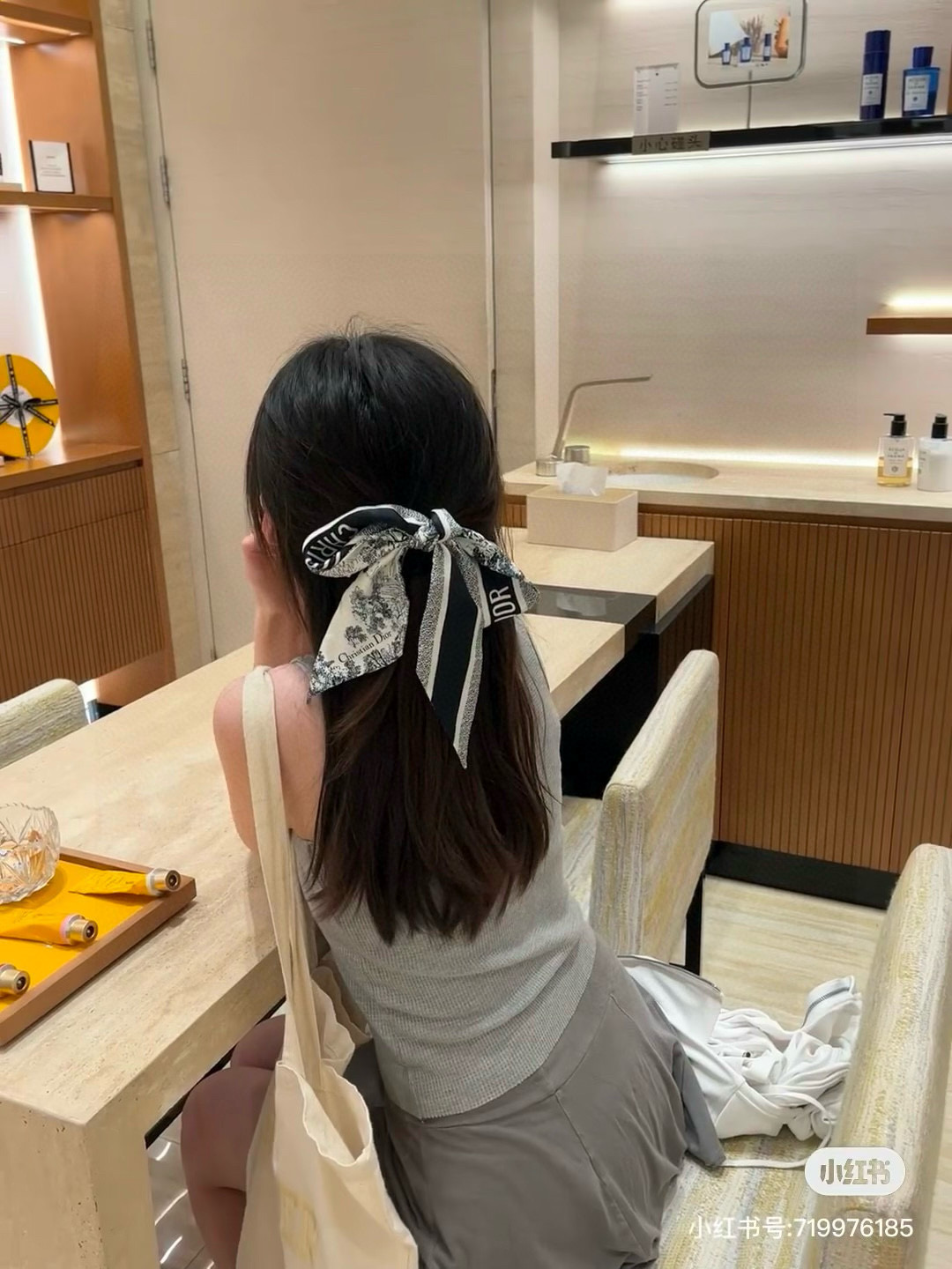 NO:379588,CHSTIAN DIOR Size: 6*105cm Mulberry Silk This Mitzah scarf features Dior's signature Sauvage print. It is carefully crafted in ivory and navy blue mulberry silk twill fabric, with a slim fitted with a pointed design, and the style is classic and chic. The back is decorated with a contrasting 