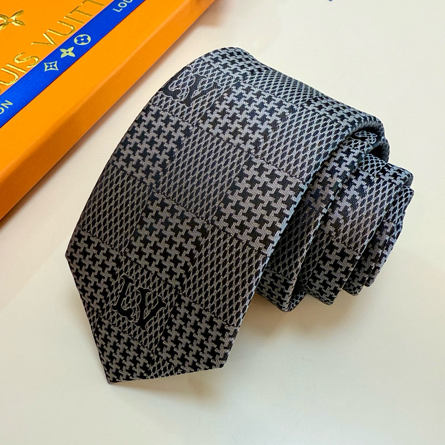 特价💰 专柜同步新款 LV棋盘格领带👔👔，稀有😻😻展现精湛手工与时尚优雅的理想选择，这款领带将标志性的路