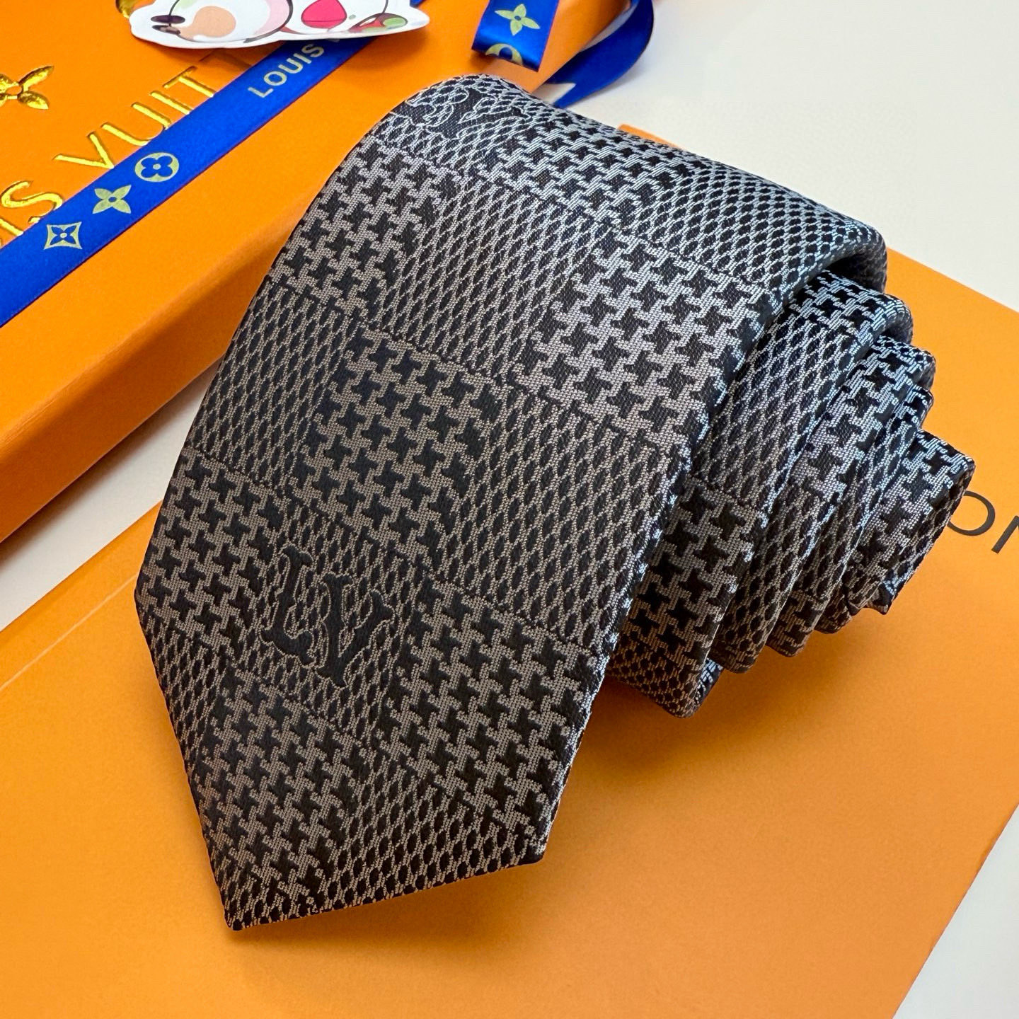 特价💰 专柜同步新款 LV棋盘格领带👔👔，稀有😻😻展现精湛手工与时尚优雅的理想选择，这款领带将标志性的路