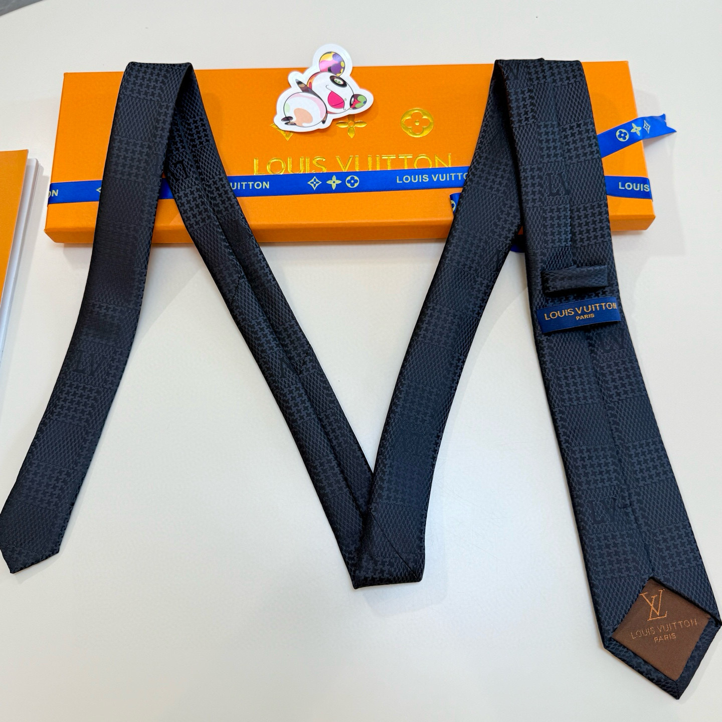 特价💰 专柜同步新款 LV棋盘格领带👔👔，稀有😻😻展现精湛手工与时尚优雅的理想选择，这款领带将标志性的路