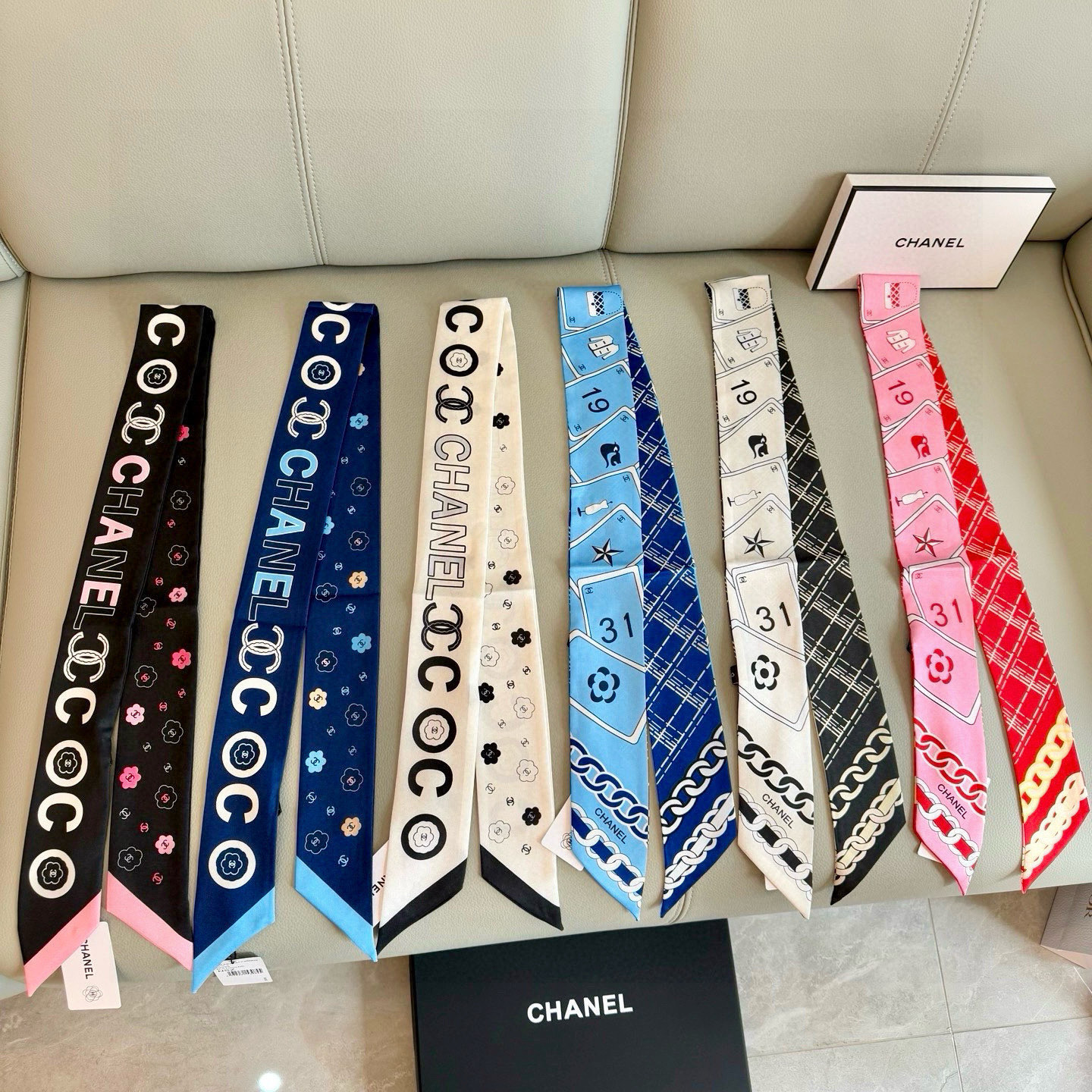 NO:379546,The Twilly Scarf is here, Chanel is a real cute little cutie, everyone has three hands to see, I don’t stop me. N hasn’t seen such a beautiful twilly for a long time. It’s really fragrant. There are not many essential artifacts for styling. It won’t always be there. It’s very practical, tied hair, tied bags, etc.... Unique, it’s better to have no size than rotten size 120/6cm scarf, streamers, hair tied, chanel, chanel19860909批香奈儿 Twilly小丝巾来了,Chanel 名副其实的小可爱, 人手三条闭眼收,我都不拦着 N久都没有见过这么好看的twilly 真的是真香本香了,凹造型必备神器数量不是很多.也不会一直有 实用率贼高,绑头发,绑包包,等等等等...独一无二,宁缺毋烂尺寸120/6cm丝巾,飘带，发束,chanel,chanel,accessory