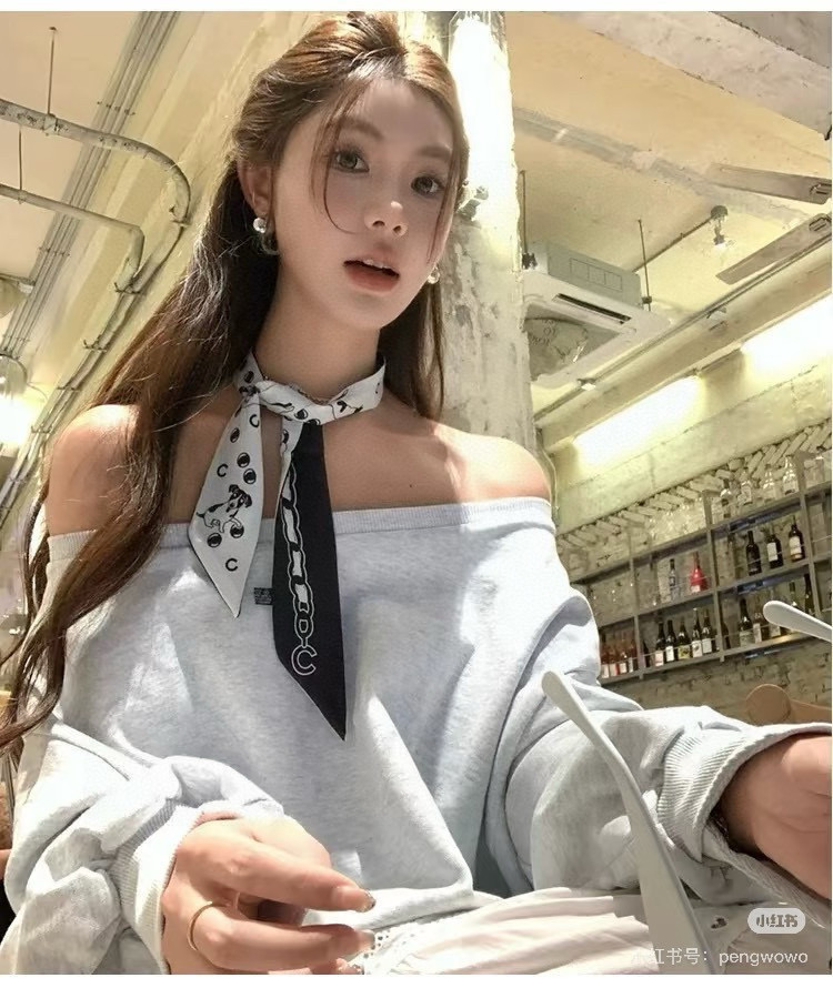 NO:379564,The chanel Twilly little scarf is here, the collection of chanel cute dog series scarfs. The real cute little cutie, everyone has three hands to close their eyes and I don’t stop them. N hasn’t seen such a beautiful twilly for a long time. It’s really fragrant. It’s a must-have artifact for concave shapes. The number is not many. It won’t always be available. It’s very practical, tied hair, tied bags, etc.... Unique, it’s better to be missing. Material: Twill silk Size 120/6cm silk scarf, streamers, hair tied, chanel, chanel, real silk19860909批香奈儿Twilly小丝巾来了,chanel可爱狗狗系列丝巾合集 名副其实的小可爱, 人手三条闭眼收,我都不拦着 N久都没有见过这么好看的twilly 真的是真香本香了,凹造型必备神器 数量不是很多.也不会一直有 实用率贼高,绑头发,绑包包,等等等等… 独一无二,宁缺毋 材质:斜纹真丝 尺寸120/6cm丝巾,飘带，发束,chanel,chanel,real silk,accessory