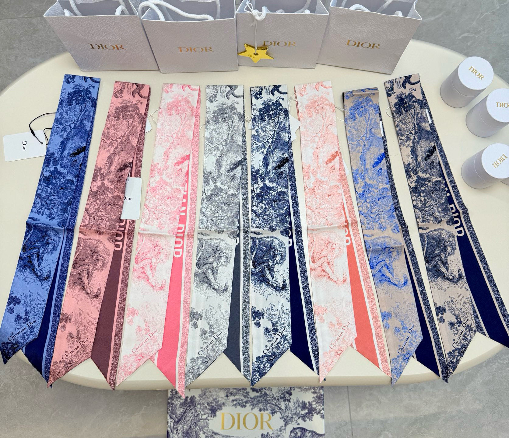 NO:379575,CHSTIAN DIOR Size: 6*105cm Mulberry Silk This Mitzah scarf features Dior's signature Sauvage print. It is carefully crafted in ivory and navy blue mulberry silk twill fabric, with a slim fitted with a pointed design, and the style is classic and chic. The back is decorated with a contrasting 