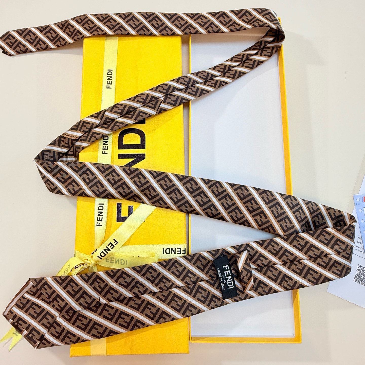 特价实物真的很美，男士芬迪爆款领带👔👔，稀有😻😻展现精湛手工与时尚优雅的理想选择，这款采用F家最具标志性