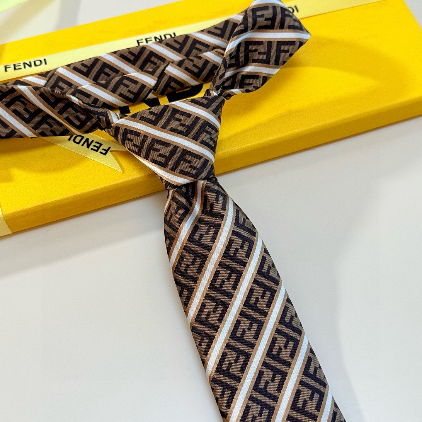 特价实物真的很美，男士芬迪爆款领带👔👔，稀有😻😻展现精湛手工与时尚优雅的理想选择，这款采用F家最具标志性