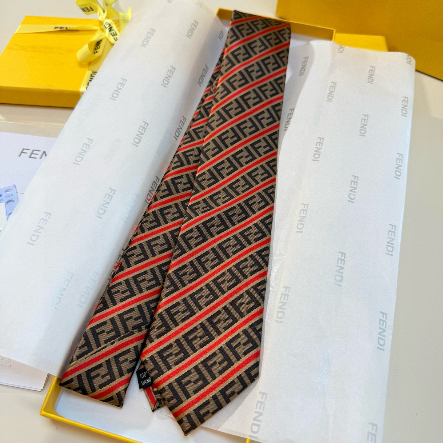 特价实物真的很美，男士芬迪爆款领带👔👔，稀有😻😻展现精湛手工与时尚优雅的理想选择，这款采用F家最具标志性