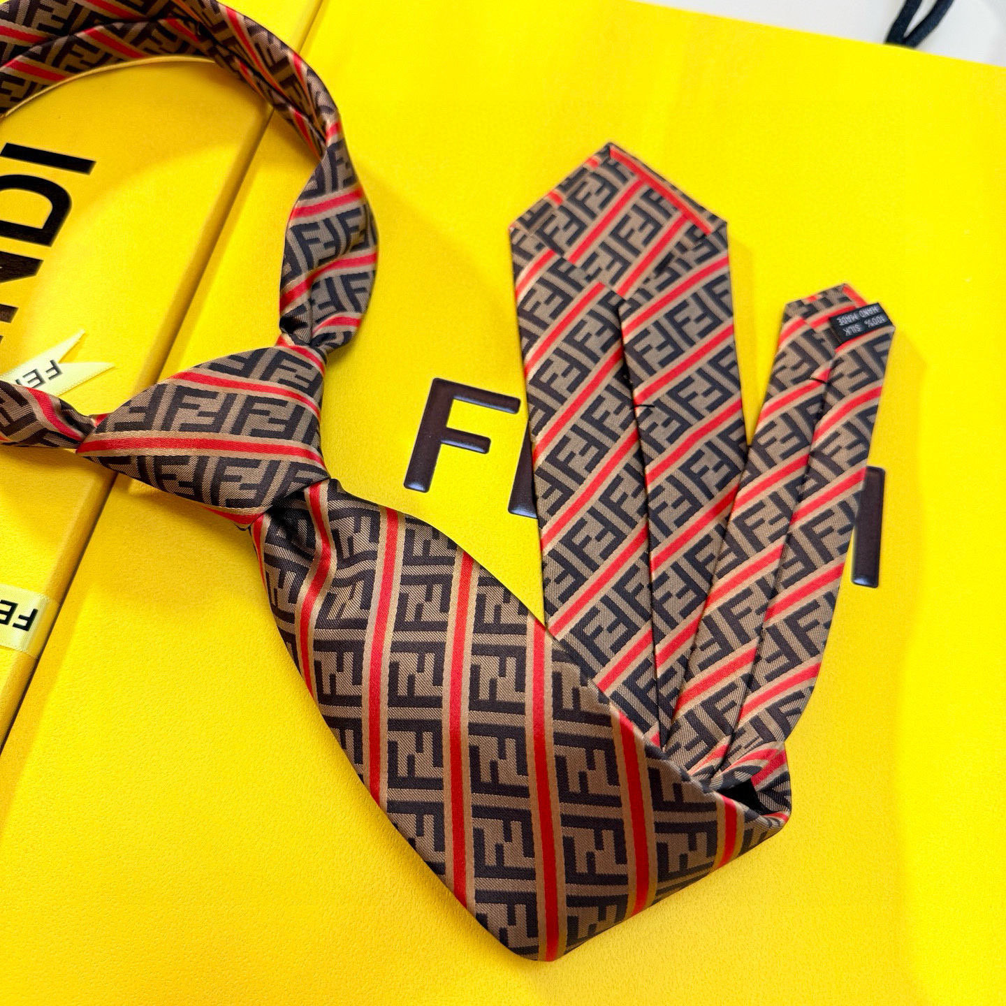 特价实物真的很美，男士芬迪爆款领带👔👔，稀有😻😻展现精湛手工与时尚优雅的理想选择，这款采用F家最具标志性