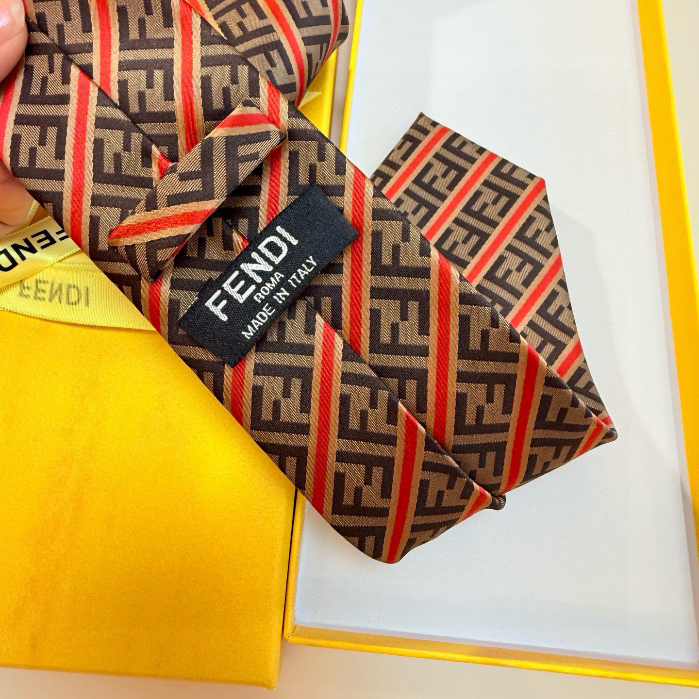 特价实物真的很美，男士芬迪爆款领带👔👔，稀有😻😻展现精湛手工与时尚优雅的理想选择，这款采用F家最具标志性