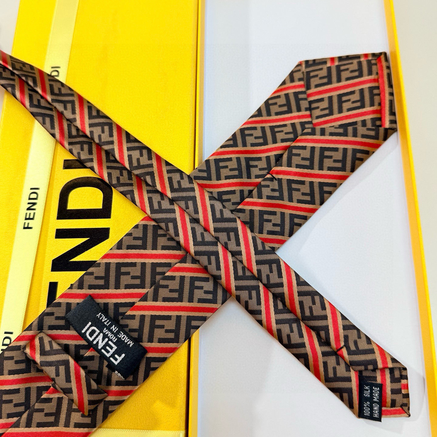 特价实物真的很美，男士芬迪爆款领带👔👔，稀有😻😻展现精湛手工与时尚优雅的理想选择，这款采用F家最具标志性