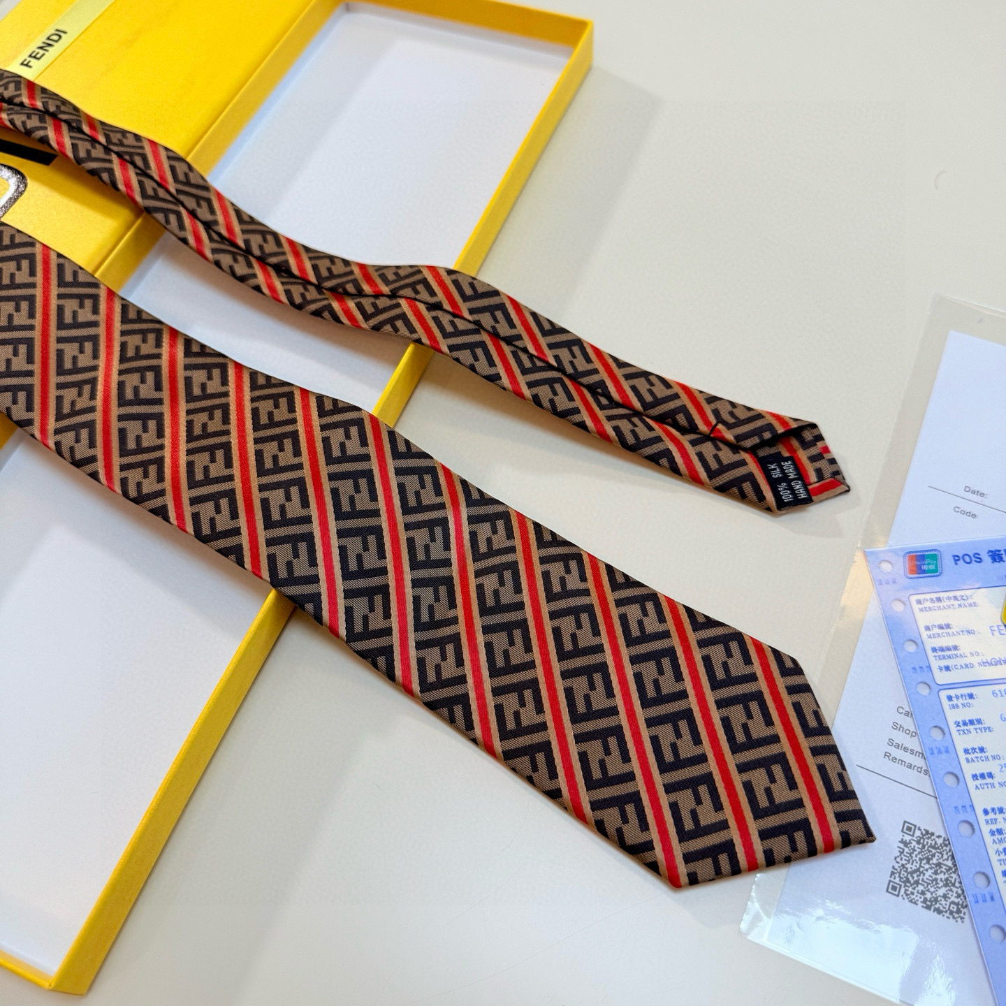 特价实物真的很美，男士芬迪爆款领带👔👔，稀有😻😻展现精湛手工与时尚优雅的理想选择，这款采用F家最具标志性