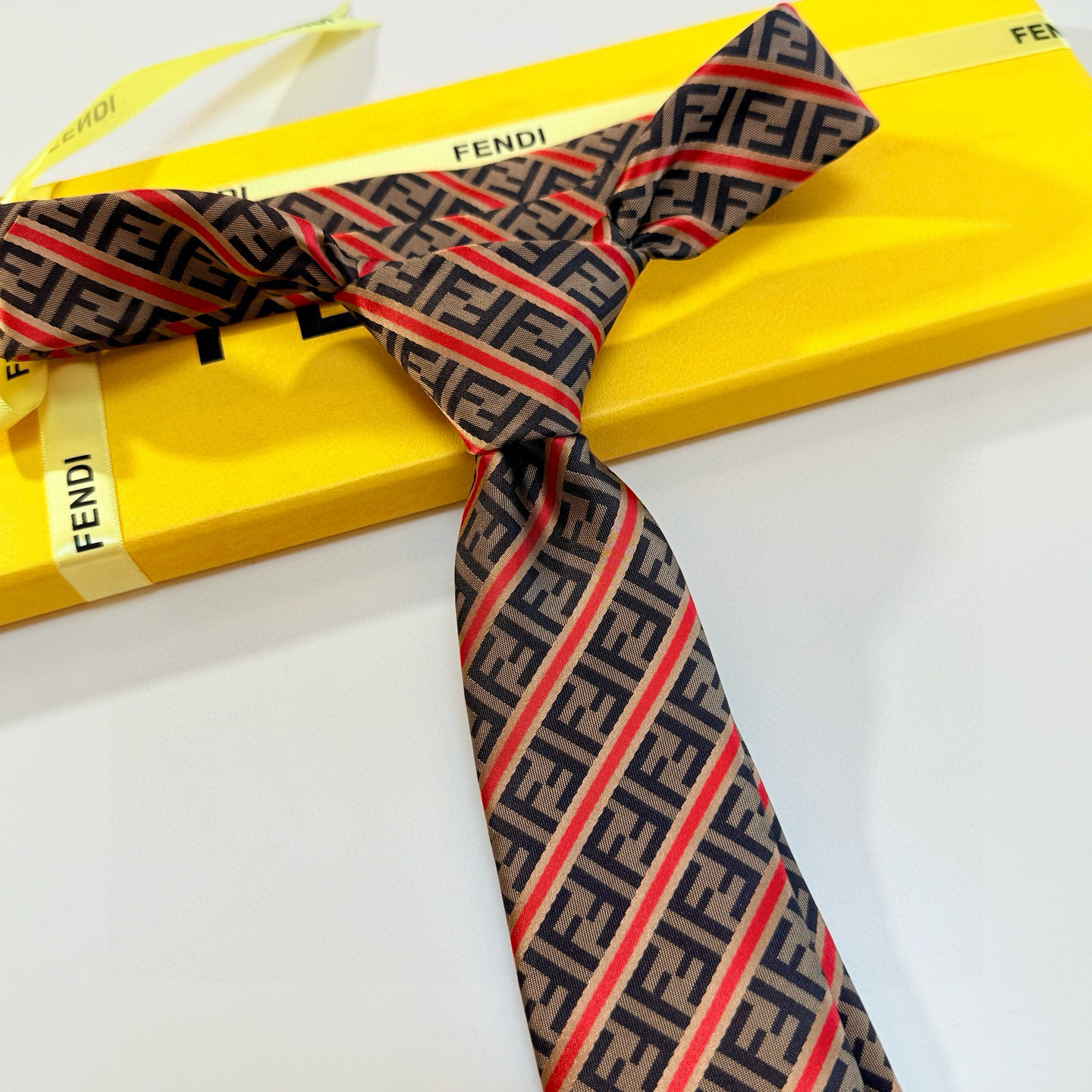 特价实物真的很美，男士芬迪爆款领带👔👔，稀有😻😻展现精湛手工与时尚优雅的理想选择，这款采用F家最具标志性