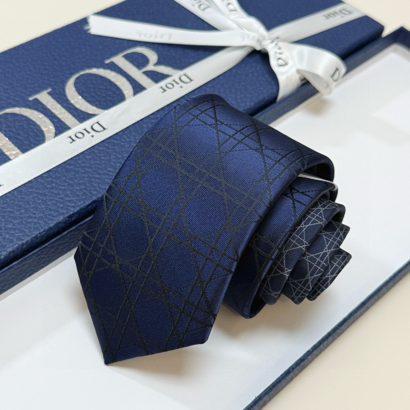 特价💰爆款到👏👏Do家新款领带💖💖 👔👔Dior男士【D藤格纹图案领带】，稀有😻😻展现精湛手工与时尚优雅