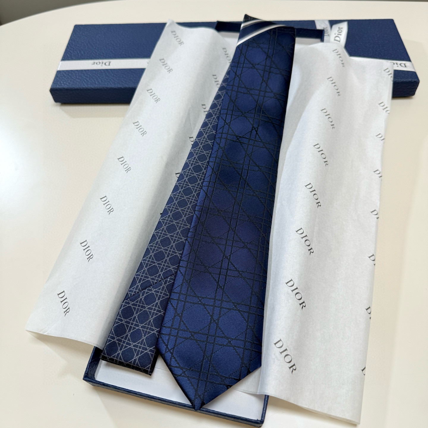 特价💰爆款到👏👏Do家新款领带💖💖 👔👔Dior男士【D藤格纹图案领带】，稀有😻😻展现精湛手工与时尚优雅
