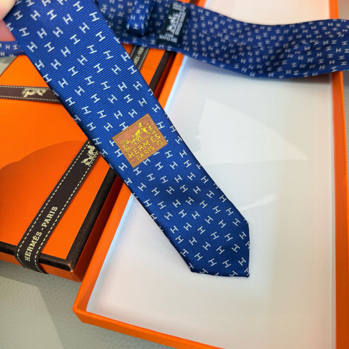 特价💰 专柜新款领带，男士新款领带系列H字母领带👔👔，稀有H家每年都有一千条不同印花的领带面世，从最初的