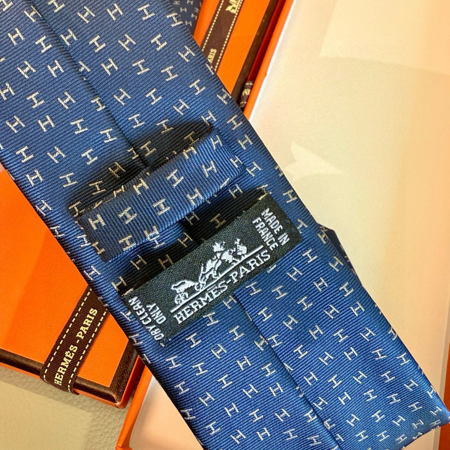 特价💰 专柜新款领带，男士新款领带系列H字母领带👔👔，稀有H家每年都有一千条不同印花的领带面世，从最初的