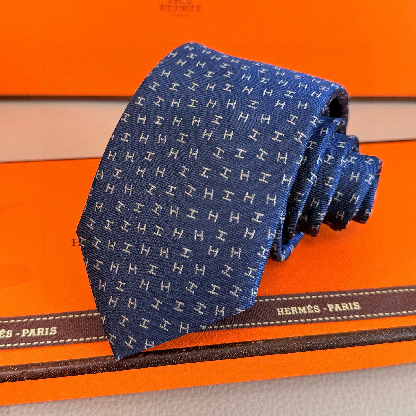特价💰 专柜新款领带，男士新款领带系列H字母领带👔👔，稀有H家每年都有一千条不同印花的领带面世，从最初的