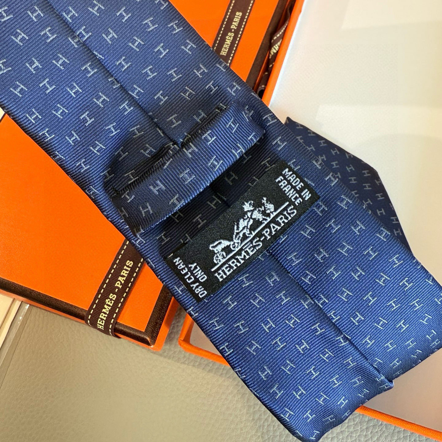 特价💰 专柜新款领带，男士新款领带系列H字母领带👔👔，稀有H家每年都有一千条不同印花的领带面世，从最初的