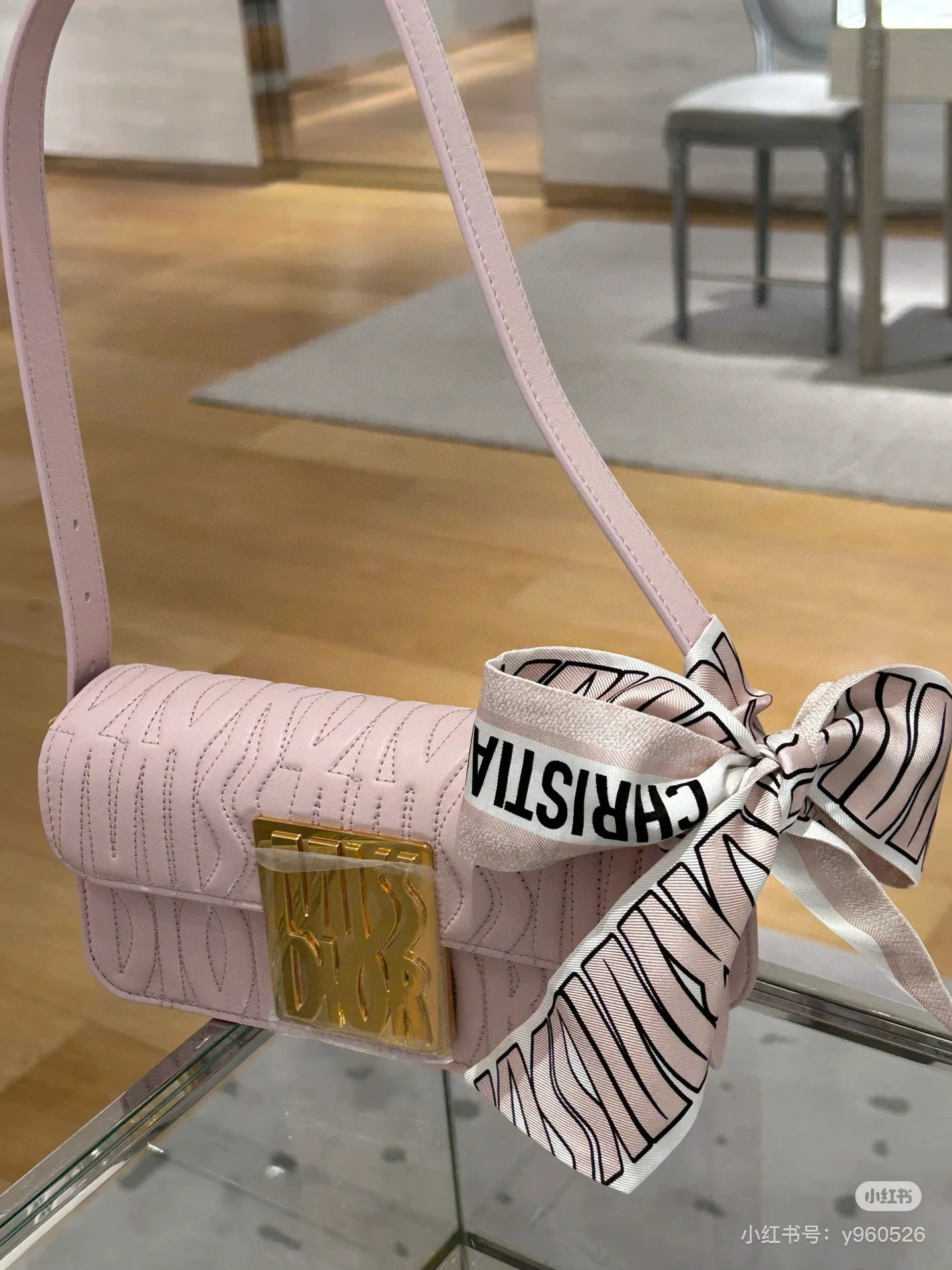 NO:379560,Dior twilly scarf, Miss has a classic style, slender shape, sharp corner design at both ends, and a bar pattern of CHRISTIAN DIOR logo on the back. The upper body effect is very good!  It’s so perfect if you just match it casually!  Streamers have super multi-purpose scarves, headbands, bag accessories, belts... etc., so on, super easy to control. Summer clothes, winter bags, top silk shine, super strong and exquisite. This is really something you must buy [6X105cm, silk double-layer double-sided] scarves, streamers, hair tie, dior, dior, real silk19860909批Dior迪奥twilly丝巾,Miss 款式经典,造型修长,两端尖角设计,背面饰以对比鲜明的CHRISTIAN DIOR标志条形图案. 上身效果非常赞！随意一搭就是那么完美！飘带有超多用途领巾、发带、包包配饰、腰带.....等等等等,超好驾驭 夏季配衣服 冬季配包包 顶级真丝光泽感超级强 精美无比 ,这款真的是一定要入手的【6X105cm,真丝双层双面】丝巾,飘带，发束,dior,dior,real silk,accessory