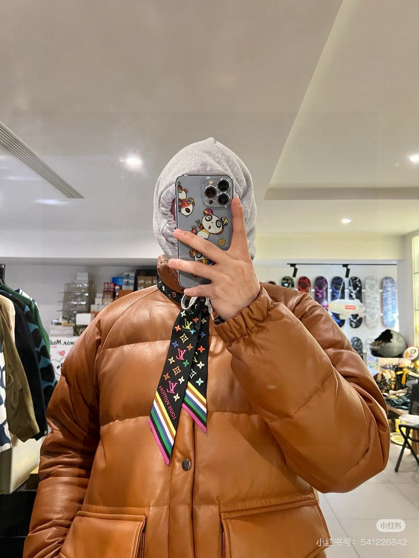 NO:379566,Praise Lv's official new scarf Murakami Takashi, the most cost-effective single scarf, this time the joint brand is elegant, dignified, lively and fashionable. I admit that you are really good at Lv~ I decided to have her at the first sight when I saw the scarf!  Control me in one second!  !  !  silk scarf, streamer, hair tie, louis vuitton, real silk19860909批 Lv官方新款丝巾村上隆 白三彩性价比最高单品丝巾 这次联名优雅端庄又活泼时尚  我承认lv你真的很会诶～ 看到丝巾的第一眼就决定拥有她！ 一秒硬控我！！！真丝丝巾,飘带，发束,louis vuitton,real silk,accessory