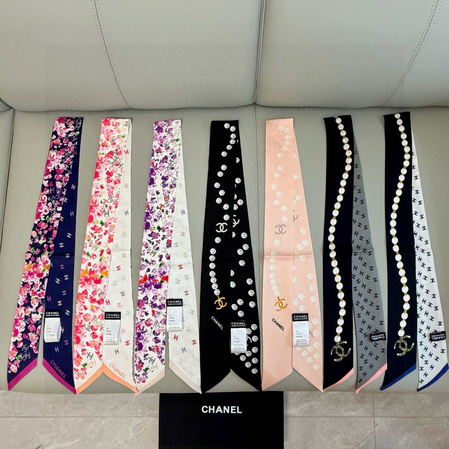 NO:379571,A piece of Chanel Twilly little silk scarf is here. Chanel25's new product is so beautiful and is on the market. It is a real cute little, material: twill silk Size 120/6cm silk scarf, streamer, hair tie, chanel, chanel, real silk19860909批香奈儿Twilly小丝巾来了 chanel25 新品真漂亮啊 闪亮上市. 名副其实的小可爱, 材质:斜纹真丝 尺寸120/6cm丝巾,飘带，发束,chanel,chanel,real silk,accessory