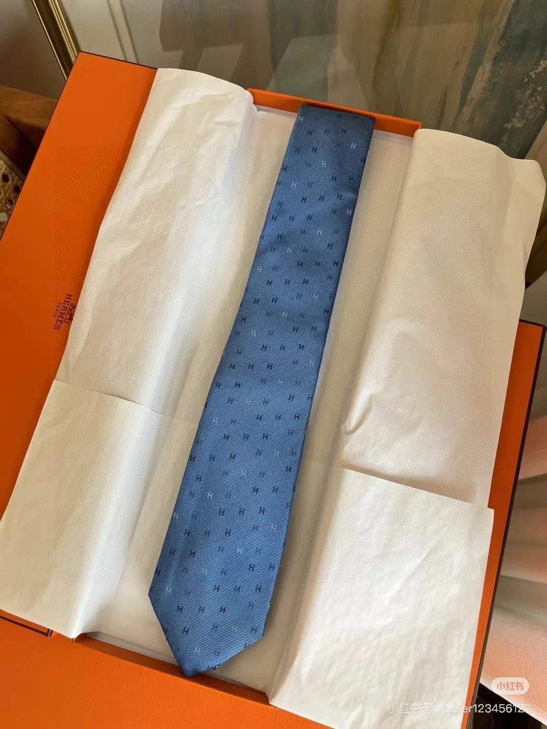 特价 三色，官方同步新款“H”正从银河划过。
稀有H家每年都有一千条不同印花的领带面世，从最初的多以几何