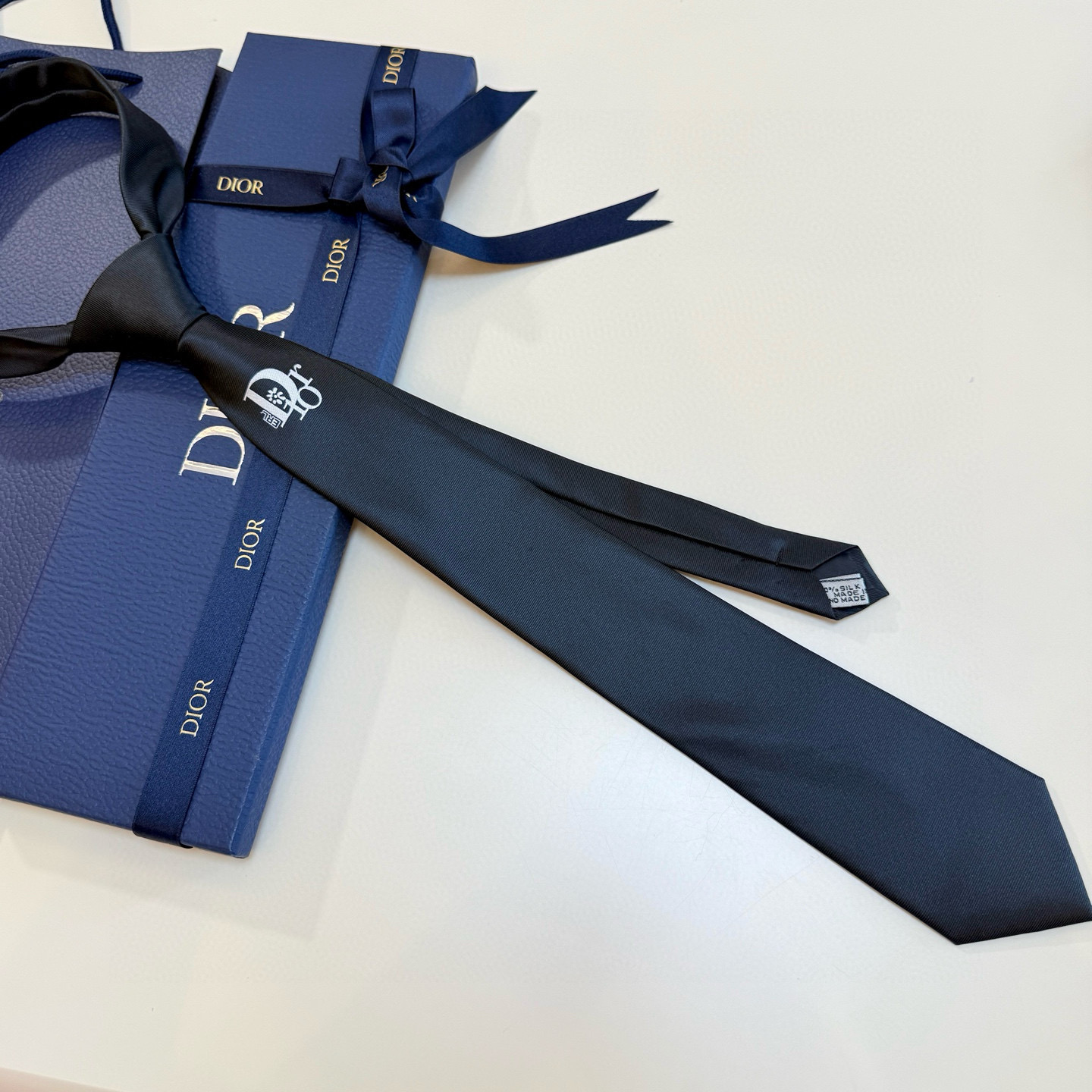 特价💰爆款到👏👏新款迪奥领带 👔👔Dior男士稀有😻😻展现精湛手工与时尚优雅的理想选择，这款采用DO家最