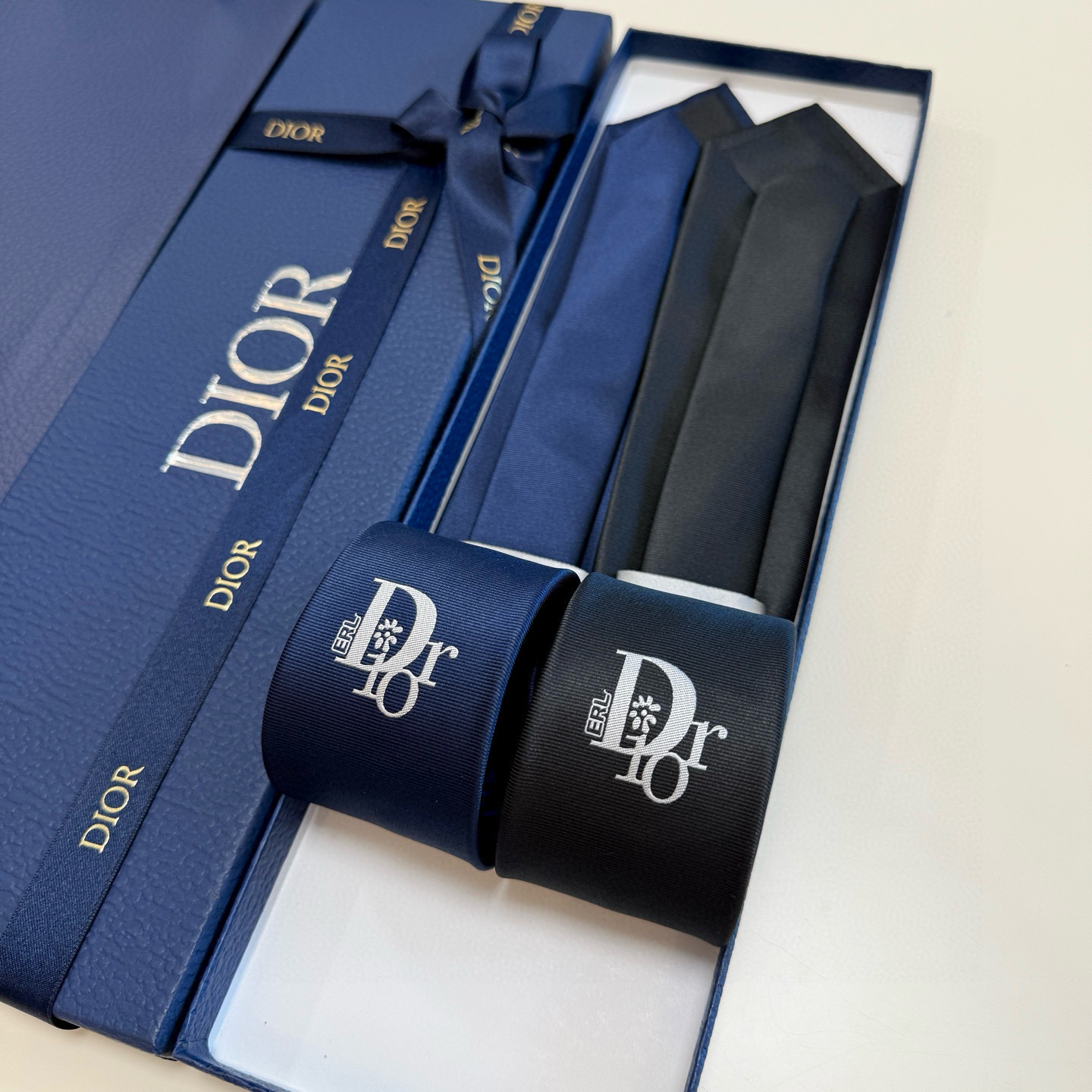 特价💰爆款到👏👏新款迪奥领带 👔👔Dior男士稀有😻😻展现精湛手工与时尚优雅的理想选择，这款采用DO家最