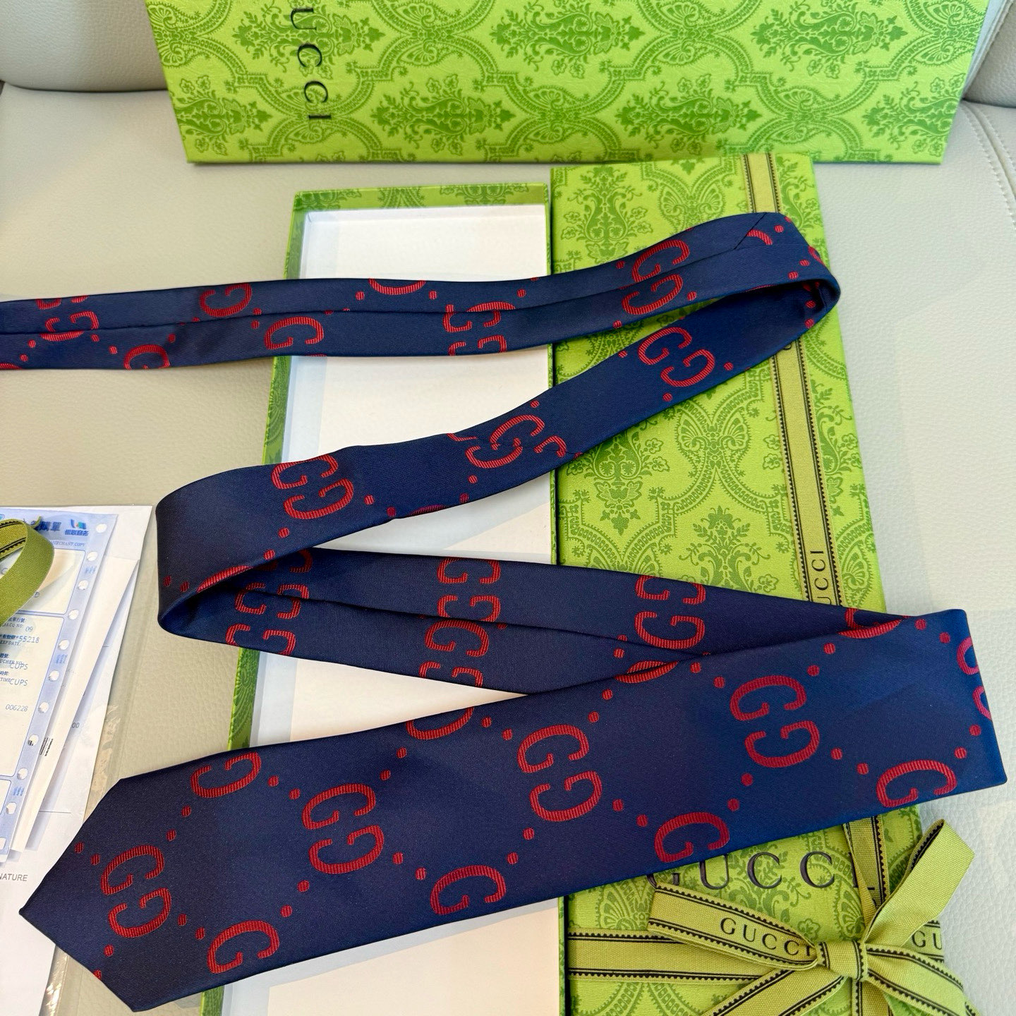 特价 Gucci拼色老花Logo领带👔
年末送同事、送领导、送男性的不二之选
深蓝色底色搭配加大码的灰白