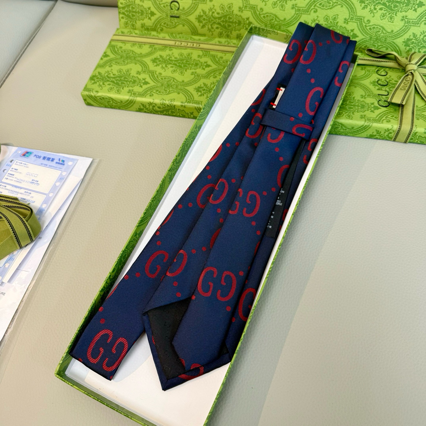 特价 Gucci拼色老花Logo领带👔
年末送同事、送领导、送男性的不二之选
深蓝色底色搭配加大码的灰白