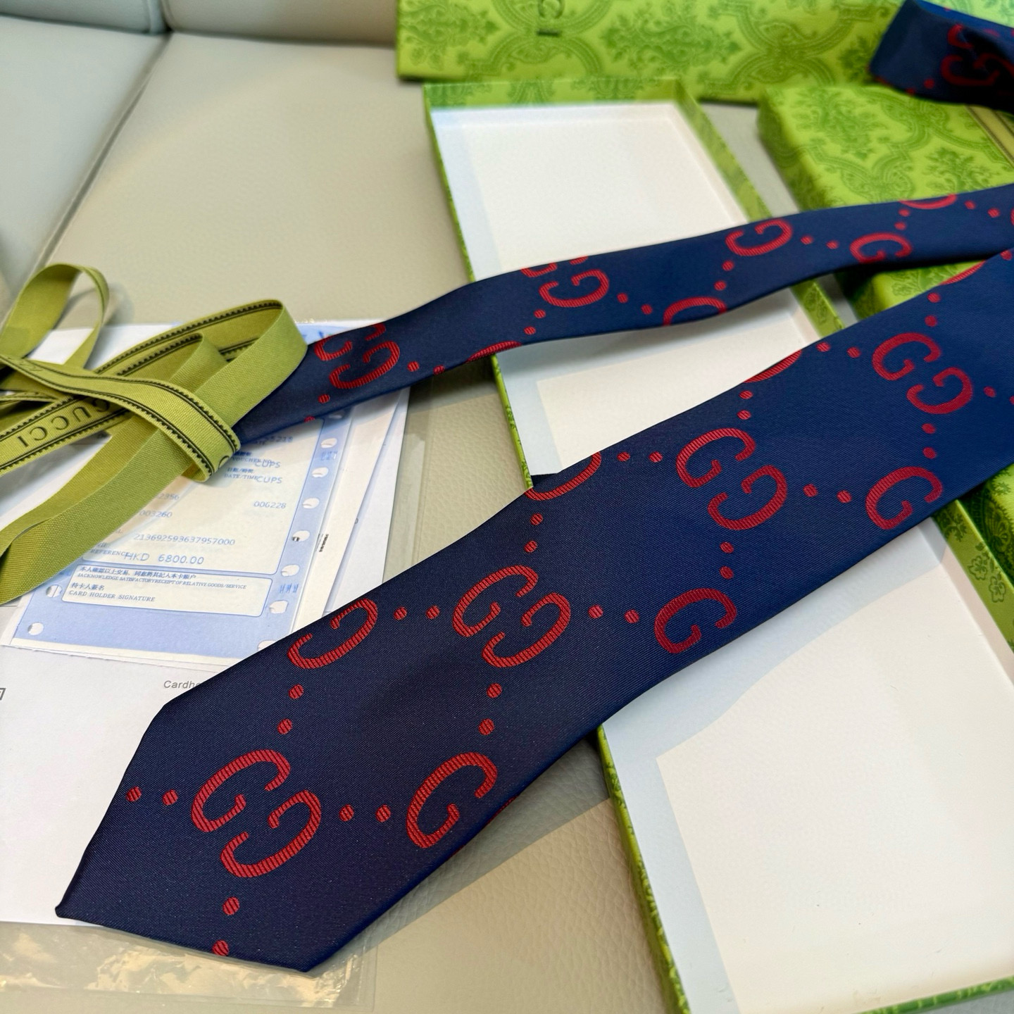 特价 Gucci拼色老花Logo领带👔
年末送同事、送领导、送男性的不二之选
深蓝色底色搭配加大码的灰白