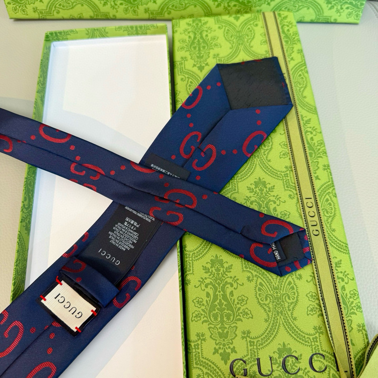 特价 Gucci拼色老花Logo领带👔
年末送同事、送领导、送男性的不二之选
深蓝色底色搭配加大码的灰白