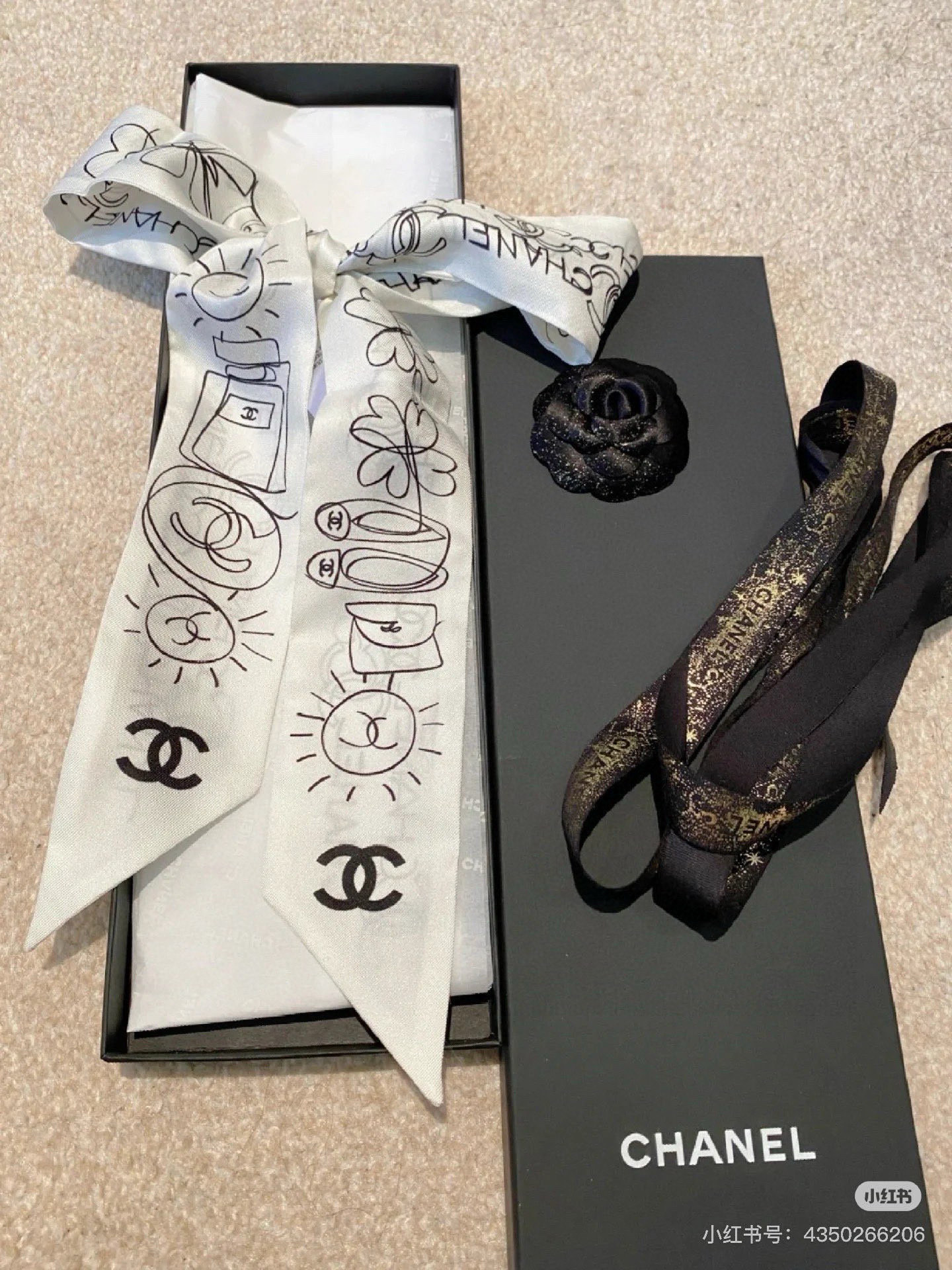 NO:379408,The chanel Twilly little scarf is here, Chanel cartoon letters are a real cute little, everyone has three hands to see, I don’t stop them. N hasn’t seen such a beautiful twilly for a long time. It’s really fragrant, it’s a must-have artifact for concave shapes. The number is not a lot. It won’t always be useful, tied hair, tied bags, etc.... Unique, it’s better not to be missing. Material: Twill silk Size 120/6cm silk scarf, streamers, hair tie, chanel, chanel, real silk19860909批香奈儿Twilly小丝巾来了,Chanel 卡通字母 名副其实的小可爱, 人手三条闭眼收,我都不拦着 N久都没有见过这么好看的twilly 真的是真香本香了,凹造型必备神器 数量不是很多.也不会一直有 实用率贼高,绑头发,绑包包,等等等等… 独一无二,宁缺毋 材质:斜纹真丝 尺寸120/6cm丝巾,飘带，发束,chanel,chanel,real silk,accessory