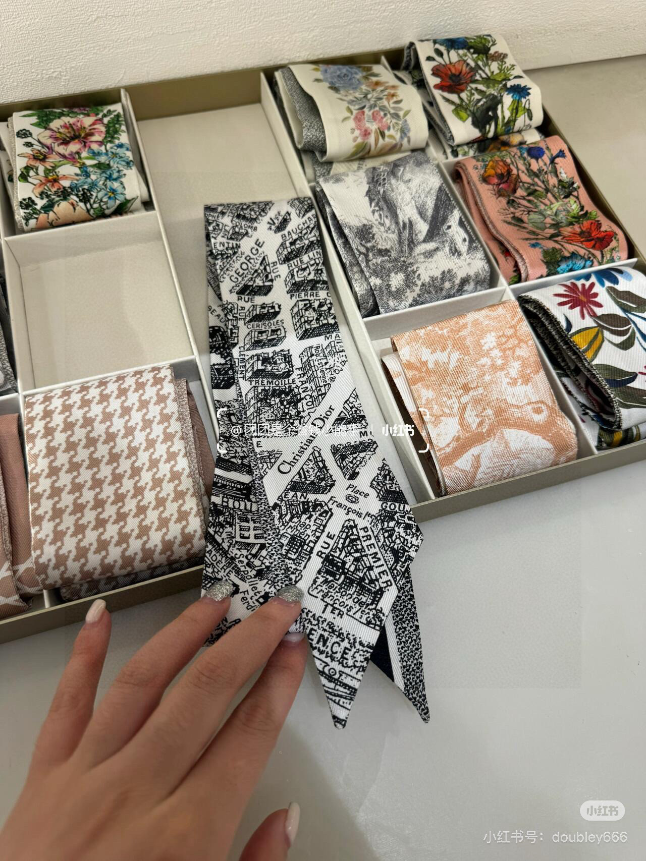 NO:379414,Dior twilly scarf, Paris map. Classic style, slender shape, sharp corner design at both ends, and a bar pattern of CHRISTIAN DIOR logo on the back. The upper body effect is very good!  It’s so perfect if you just match it casually!  Streamers have super multi-purpose scarves, headbands, bag accessories, belts... etc., so on, super easy to control. Summer clothes, winter bags, top silk shine, super strong and exquisite. This is really something you must buy [6X100cm, silk double-layer double-sided] scarf, streamers, hair tie, dior, dior, real silk19860909批Dior迪奥twilly丝巾,巴黎地图 款式经典,造型修长,两端尖角设计,背面饰以对比鲜明的CHRISTIAN DIOR标志条形图案. 上身效果非常赞！随意一搭就是那么完美！飘带有超多用途领巾、发带、包包配饰、腰带.....等等等等,超好驾驭 夏季配衣服 冬季配包包 顶级真丝光泽感超级强 精美无比 ,这款真的是一定要入手的【6X100cm,真丝双层双面】丝巾,飘带，发束,dior,dior,real silk,accessory