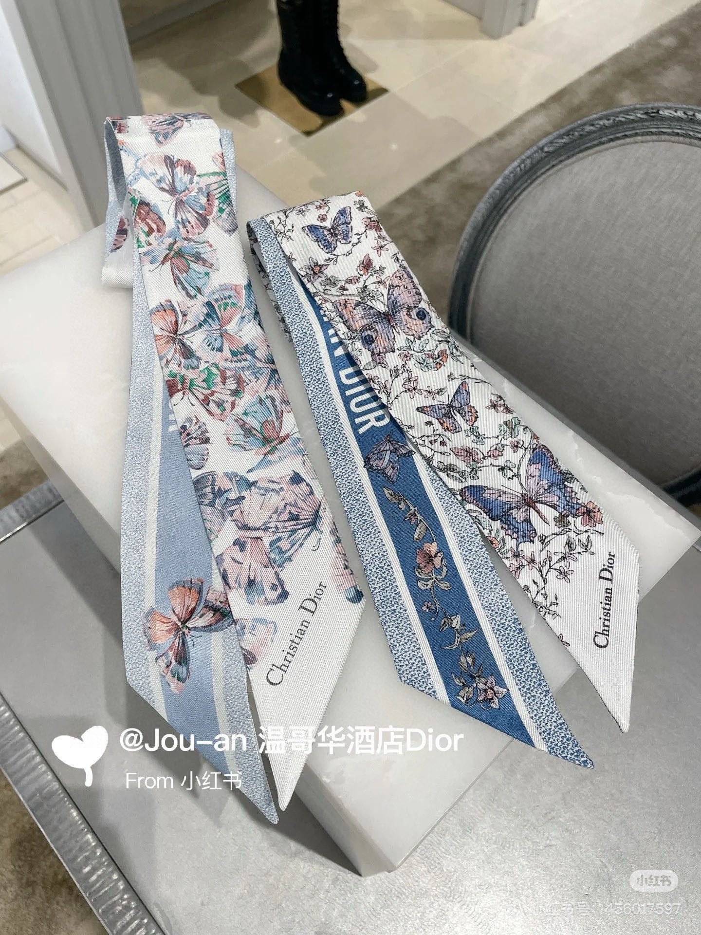 NO:379418,Batch DIOR new lucky butterfly ribbon! This Mitzah scarf is made of white and blue mulberry twill fabric, decorated with Papillon Juyi prints by Pietro Ruffo, and is elegant and dreamy to interpret exquisite butterfly patterns. Classic style, slender shape, sharp corners at both ends, contrasting jacquard strips on the back, embellished with flowers and Christian Dior logos. It can be tied to the neck, wrist or handbag, adding the finishing touch to a variety of fashionable looks. White and blue fabric Papillon Juyi prints with contrasting jacquard strips on the back, embellished with flowers and Christian Dior logos at both ends, sharp corners Mulberry silk scarf, streamers, hair buns, dior19860909批DIOR新款招財蝴蝶小絲帶！这款 Mitzah 丝巾采用白色和蓝色桑蚕丝斜纹面料精心制作,饰以彼得罗·鲁福 (Pietro Ruffo) 设计的 Papillon 茹伊印花,以优雅而梦幻的设计演绎精致的蝴蝶图案.款式经典,造型修长,两端尖角设计,背面饰以对比鲜明的提花条形图案,点缀以花朵和 Christian Dior 标志.可系在颈部、手腕或手袋上,为各式时尚造型增添点睛之笔. 白色和蓝色面料 Papillon 茹伊印花 背面饰以对比鲜明的提花条形图案,点缀以花朵和 Christian Dior 标志 两端尖角设计 桑蚕丝丝巾,飘带，发束,dior,accessory