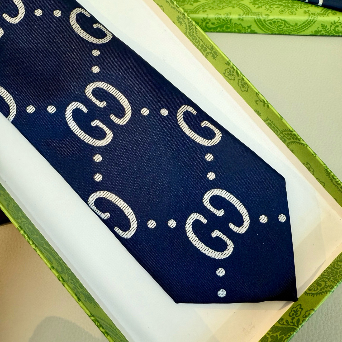 特价 Gucci拼色老花Logo领带👔
年末送同事、送领导、送男性的不二之选
深蓝色底色搭配加大码的灰白
