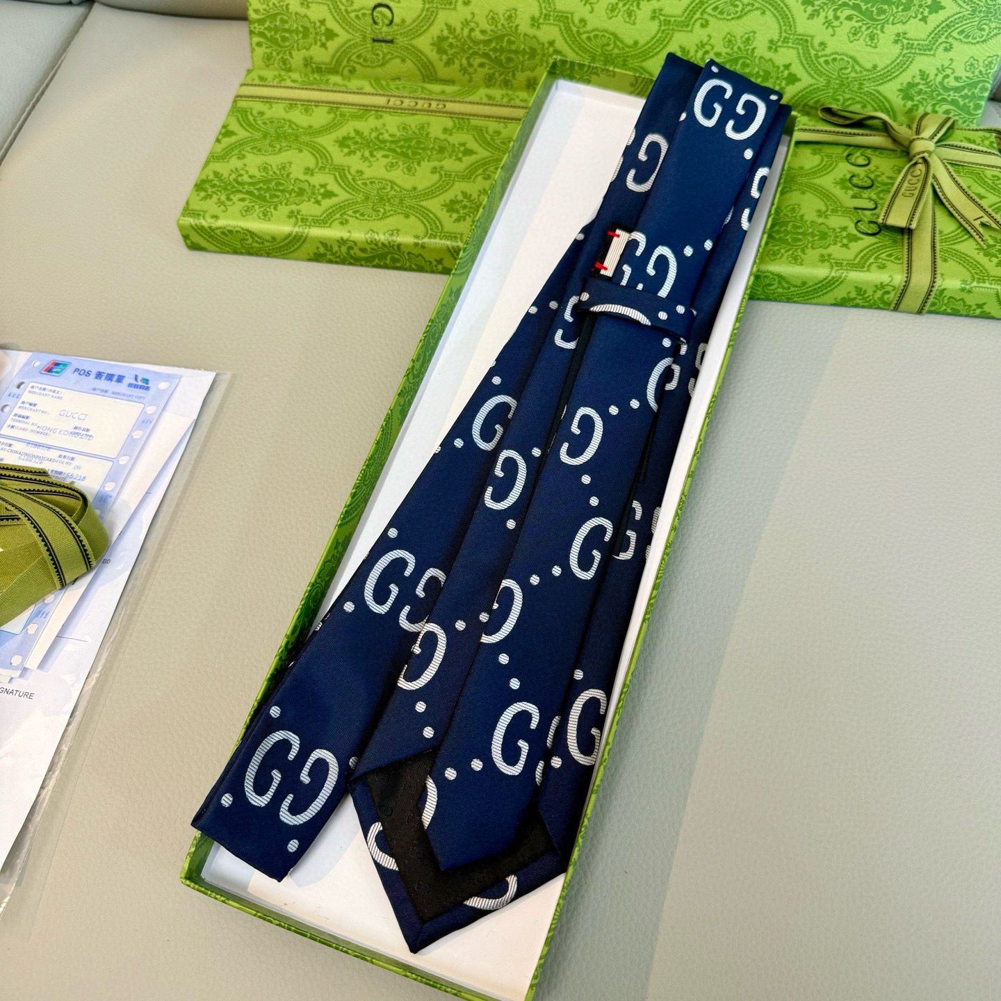 特价 Gucci拼色老花Logo领带👔
年末送同事、送领导、送男性的不二之选
深蓝色底色搭配加大码的灰白
